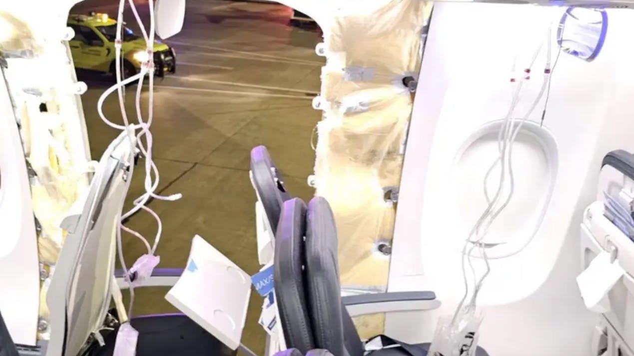 Wt vinduespanel kort efter afgang blæste ud og efterlod et stort hul i siden af flyet.