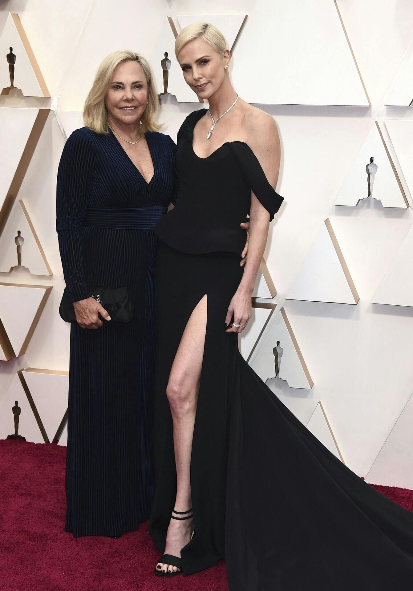 Charlize Theron og hendes mor Gerda til Oscar-uddeling i februar 2020.