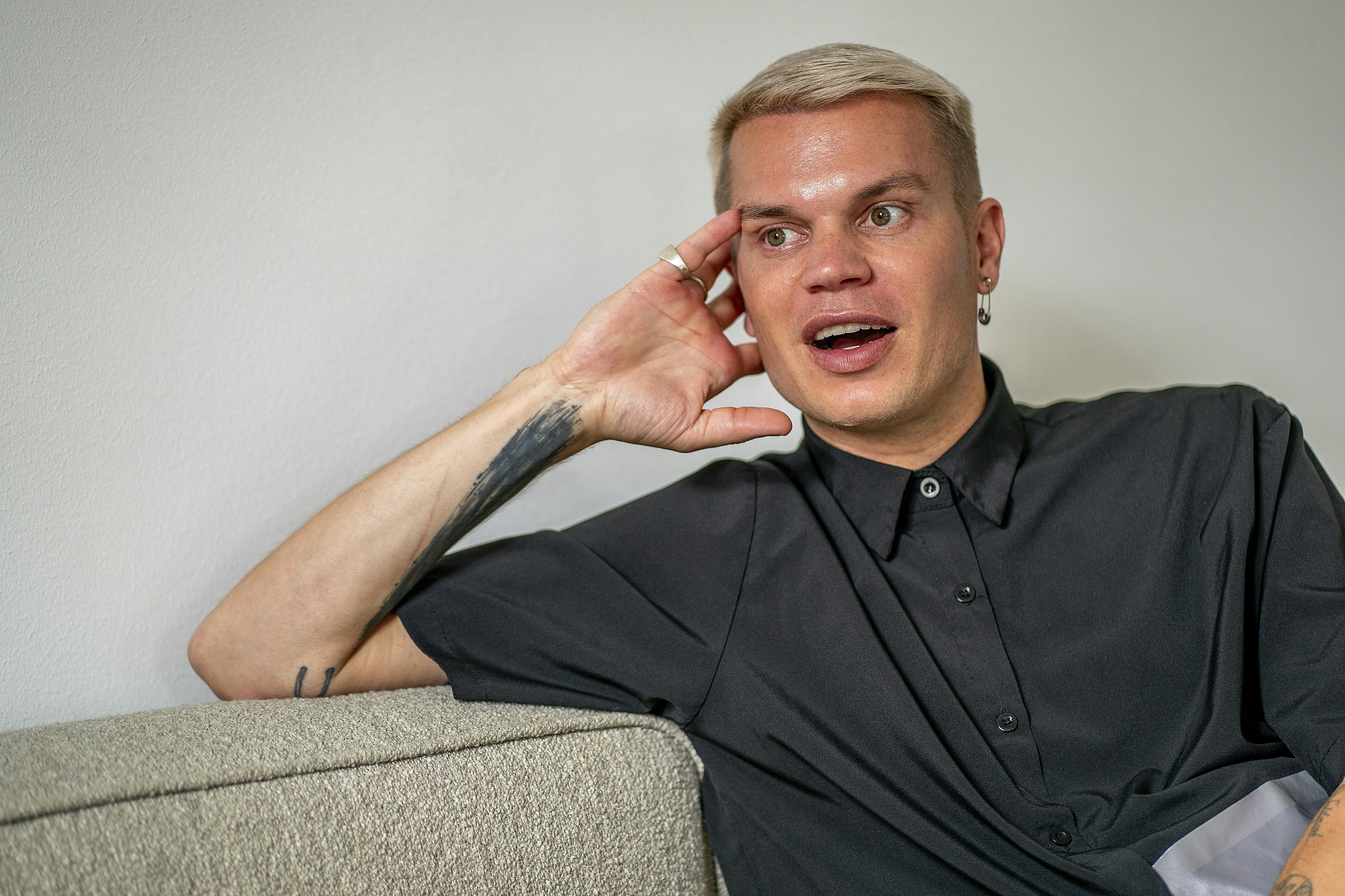 Soeren Le Schmidt kæmper med synet og risikerer at skulle aflyse sin dækning af tronskiftet på søndag. 