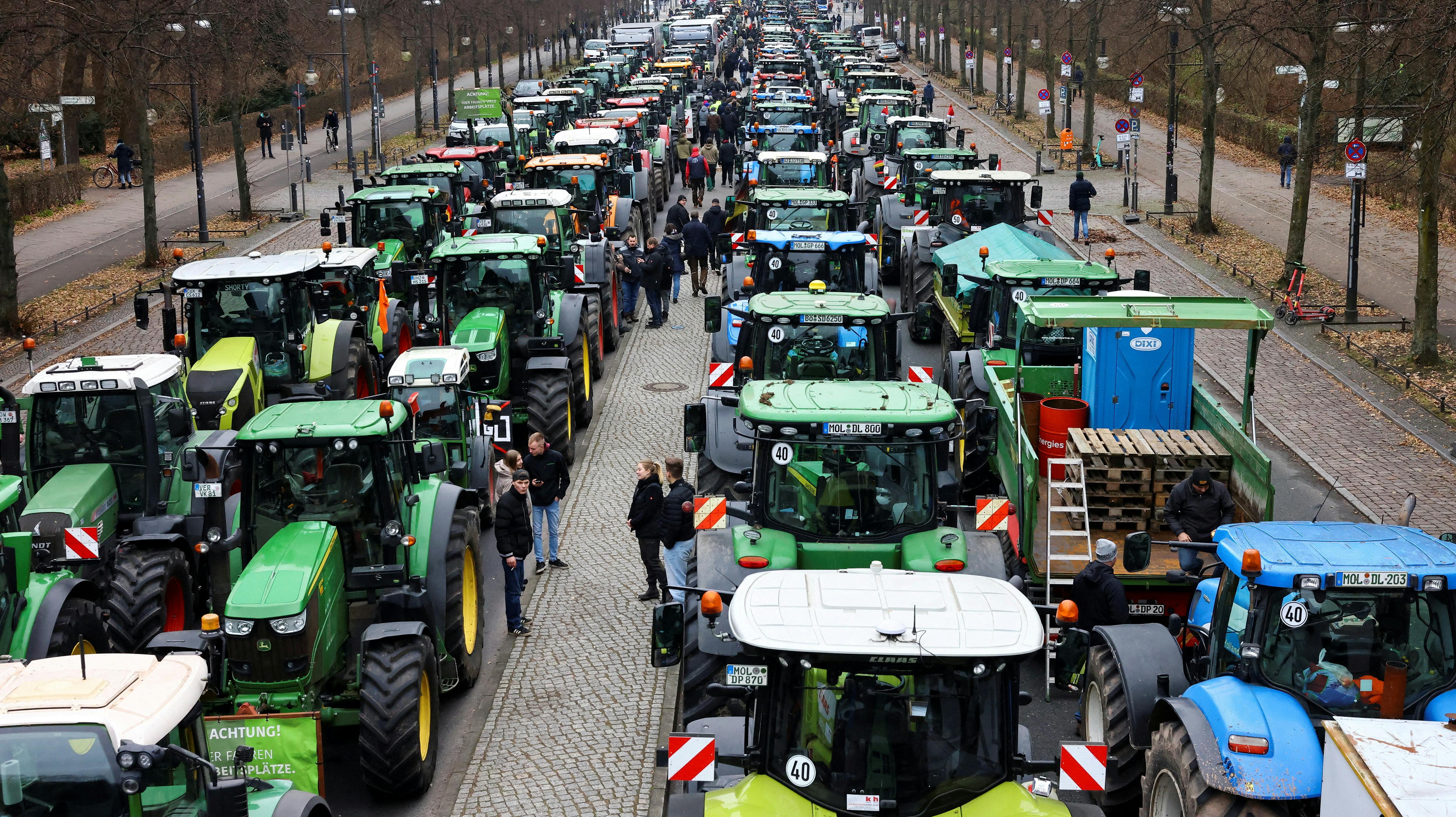 Mandag vil der være 100 protester i delstaten Slesvig-Holsten, som grænser op til Danmark, siger tysk politi ifølge Flensborg Avis. (Arkivfoto). Her skaber landmænd kaos i Berlin.
