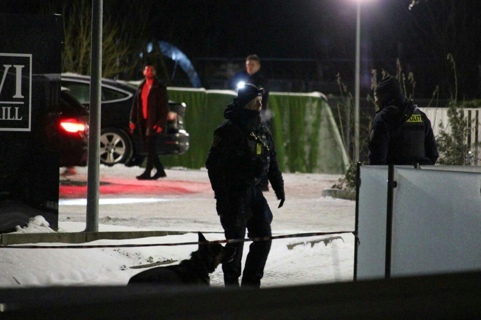 Politiet er fortsat til stede ved A-Hotels i Brøndby, hvor en mand lørdag eftermiddag blev fundet død.