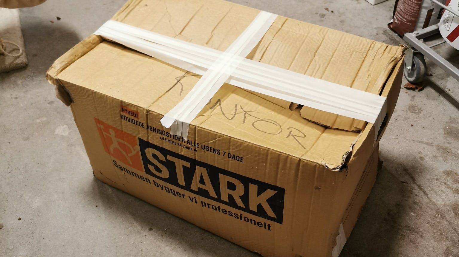 Det var i denne papkasse fra STARK, at lille Yvonne sad mutters alene.