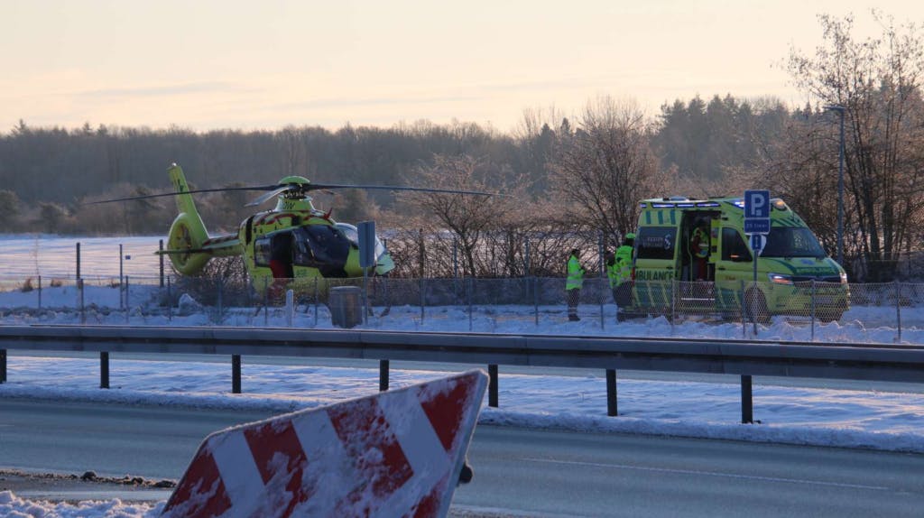 En mandlig bilist er søndag hastet med helikopter på hospitalet, efter at han blev fundet bevidstløs i sin bil.