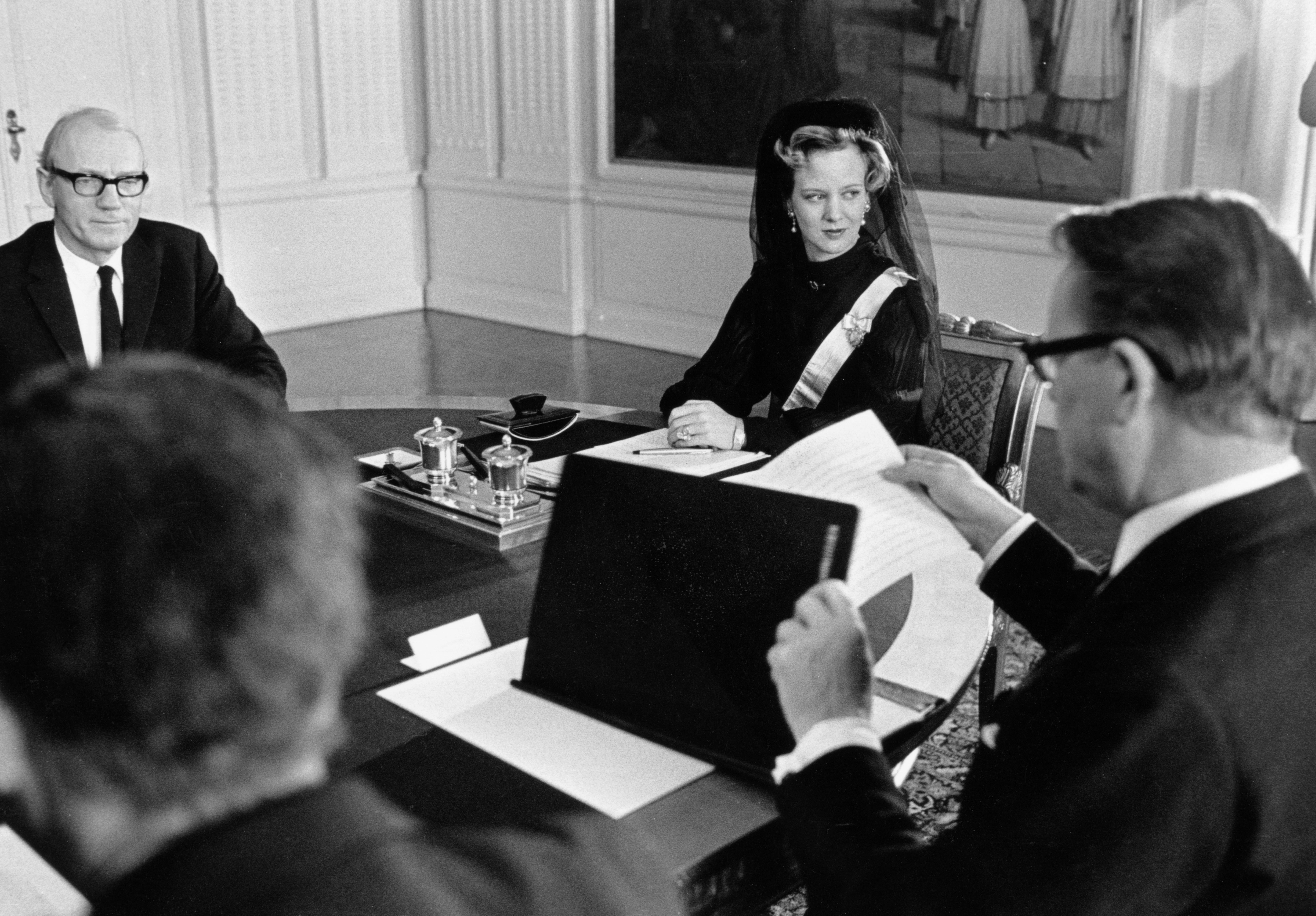 Dronning Margrethe i sit første statsråd sammen med statsminister J. O. Krag og K.B. Andersen.