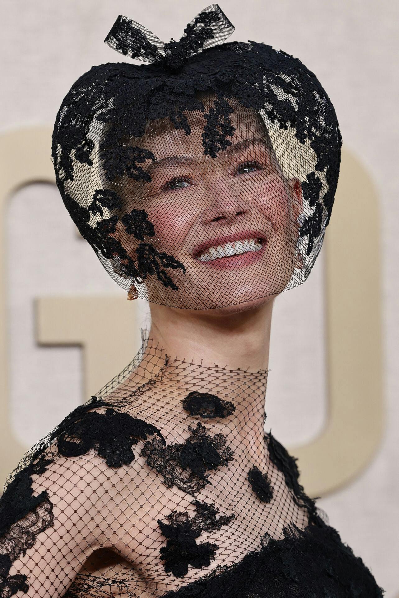 Rosamund Pike havde det store smil på til trods for sin skiulykke i december.