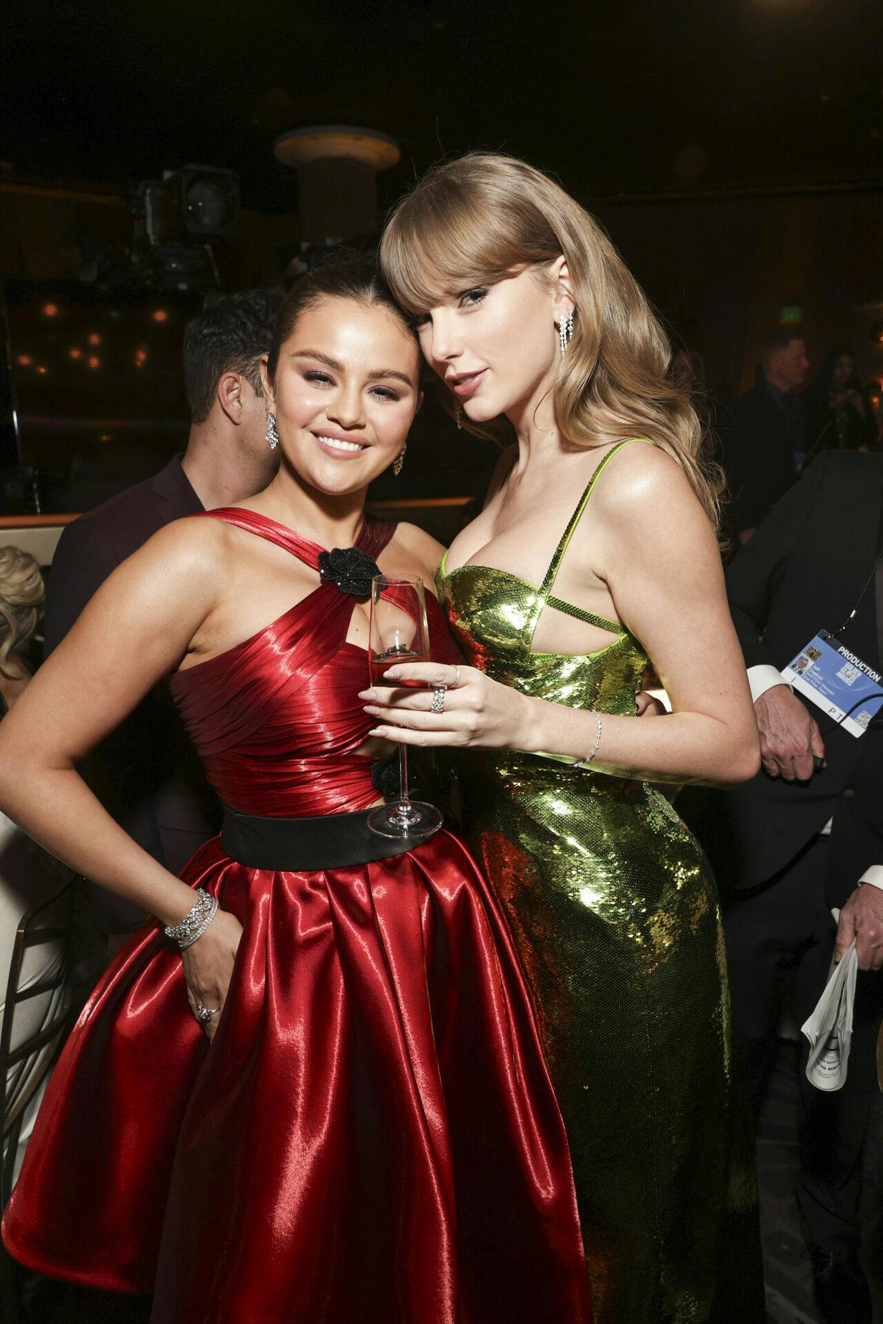 Kendisveninderne Selena Gomez og Taylor Swift under en de mange pauser til søndagens Golden Globes på Beverly Hilton-hotellet i Beverly Hills, Los Angeles.