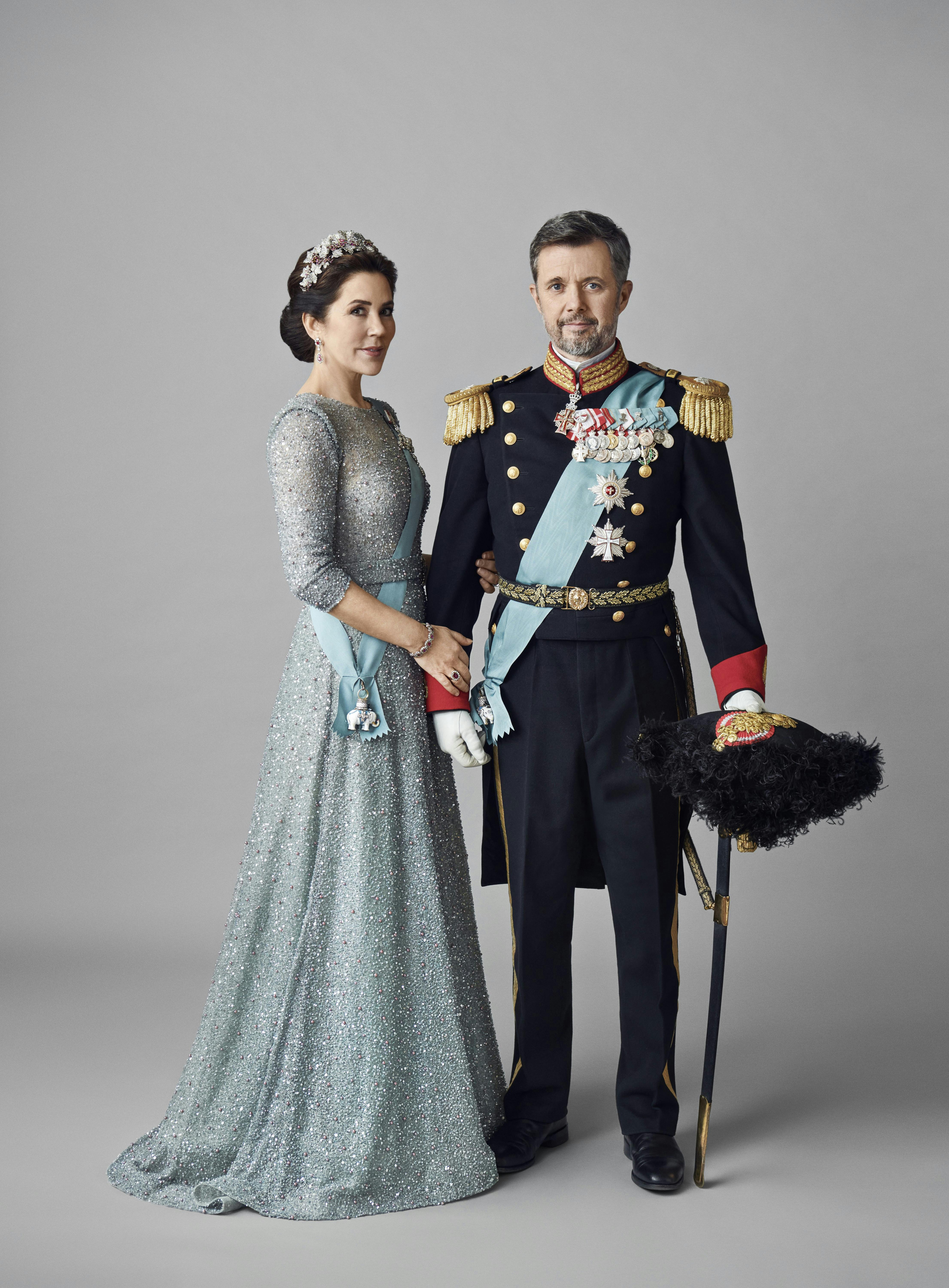 https://imgix.seoghoer.dk/2024-01-08/hoj-oplosning-officielle-gallaportraetter-2022-kronprinsparret-1.jpg