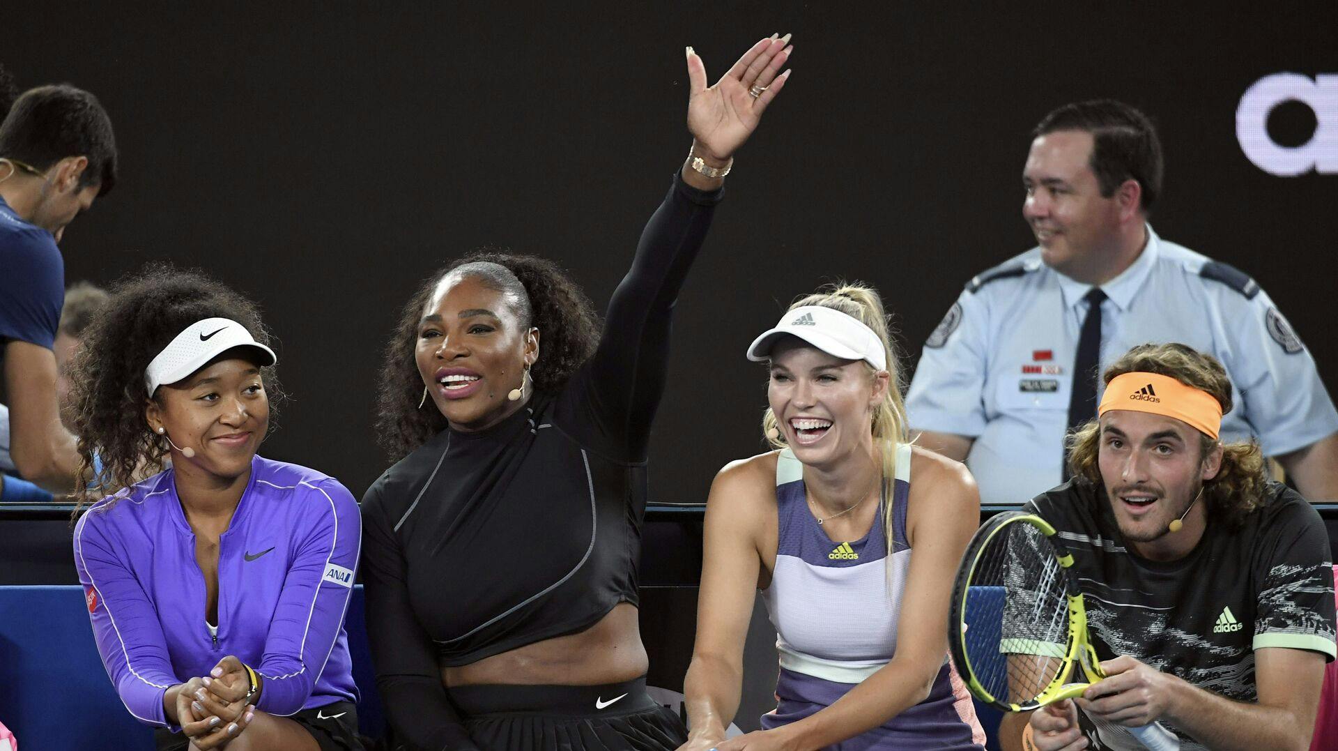 Serena Williams og Caroline Wozniacki spillede i januar 2020 sammen i en velgørenhedsturnering forud for Australian Open. Her ved siden af Naomi Osaka og Stefanos Tsitsipas. 