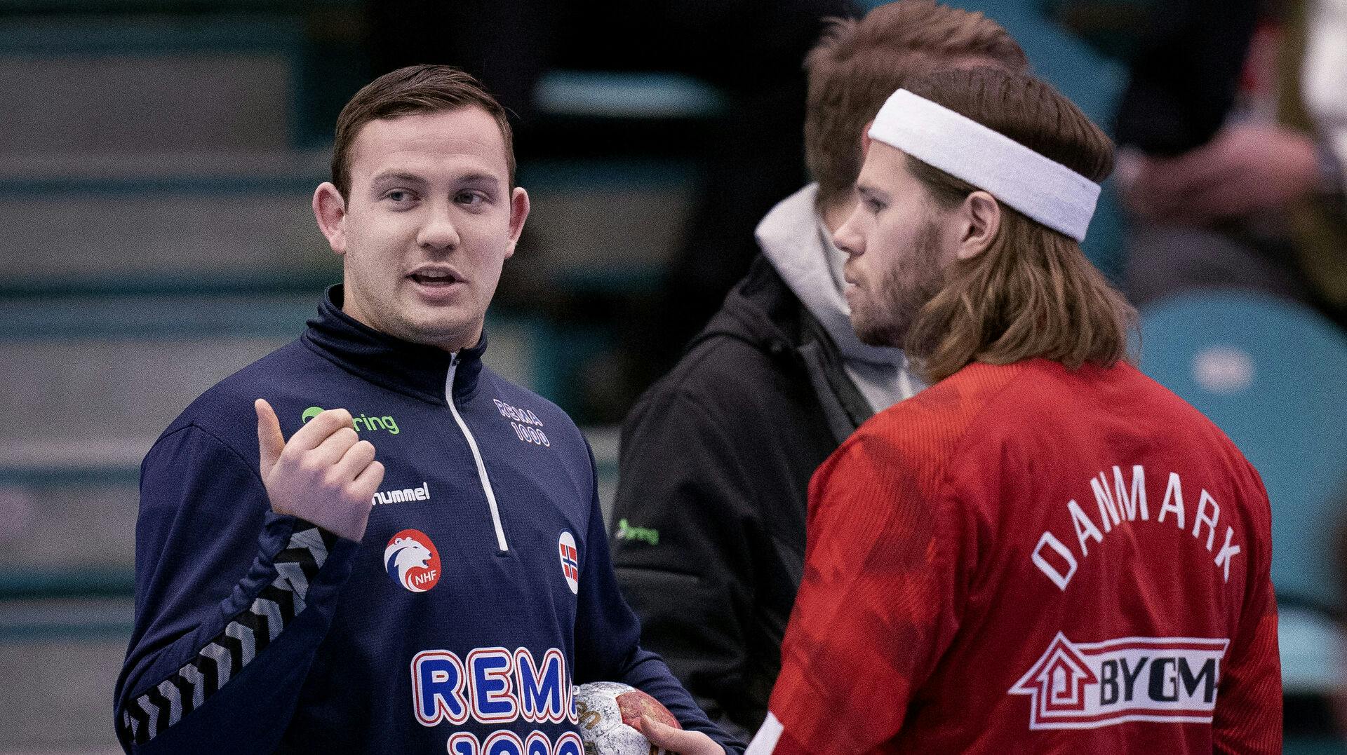 Norges Sander Sagosen og Danmarks Mikkel Hansen hilser før testkampen mellom Danmark-Norge i Sydbank Arena i Kolding, torsdag den 7. januar 2021.
