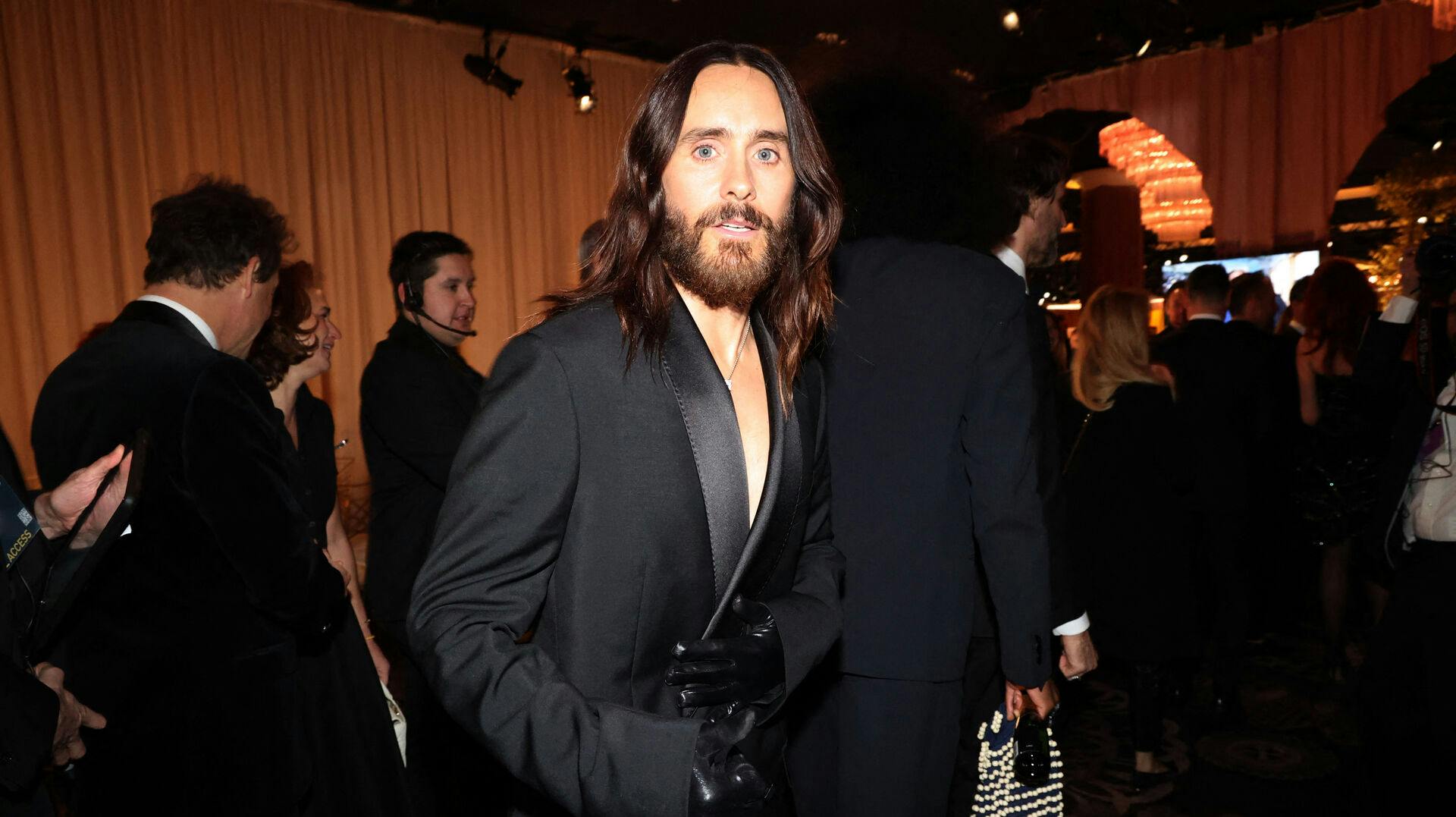 Jared Leto sad velopdraget på sin plads under hele showet. Det samme kan de resterende gæster om Leto-bordet ikke sige.
