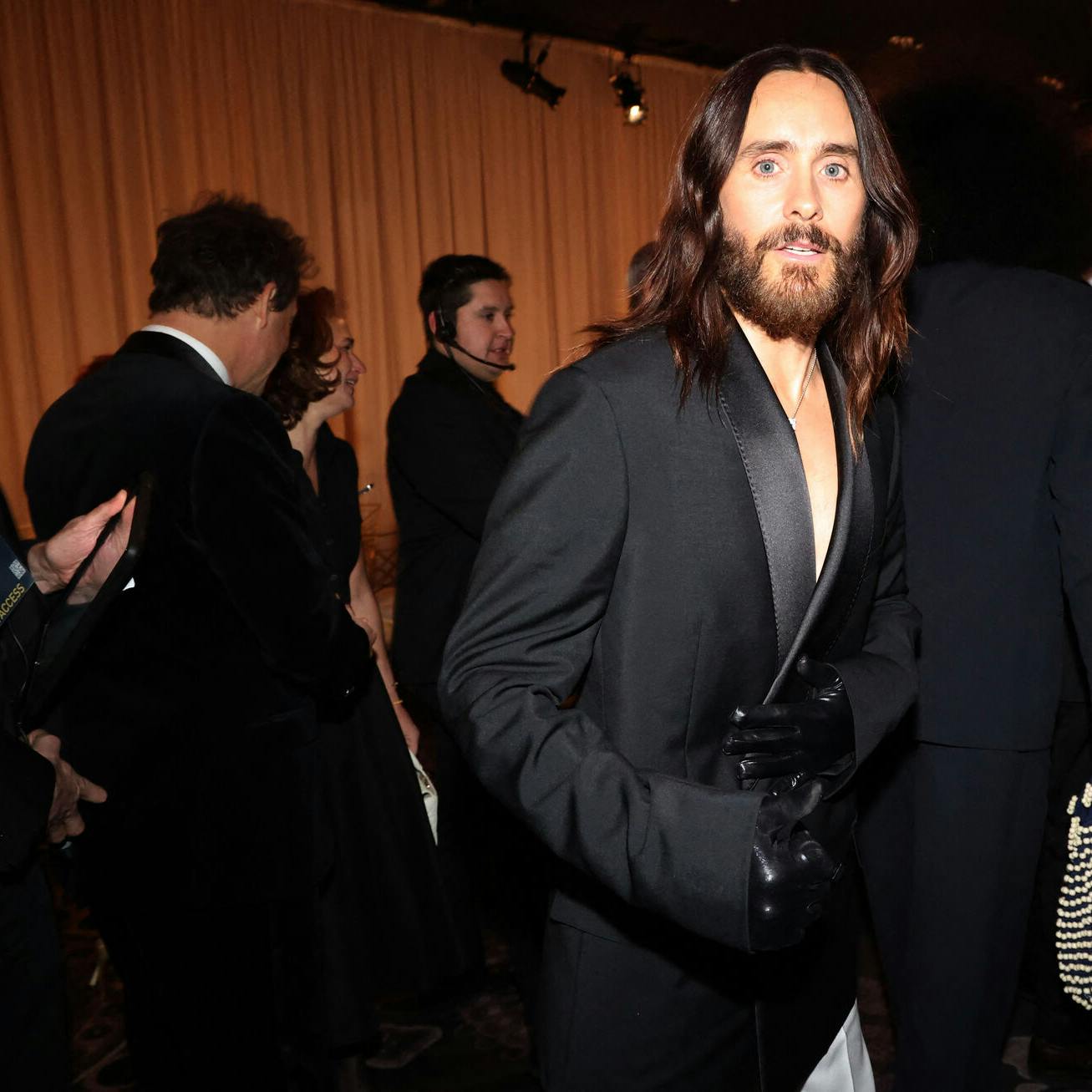 Jared Leto sad velopdraget på sin plads under hele showet. Det samme kan de resterende gæster om Leto-bordet ikke sige.
