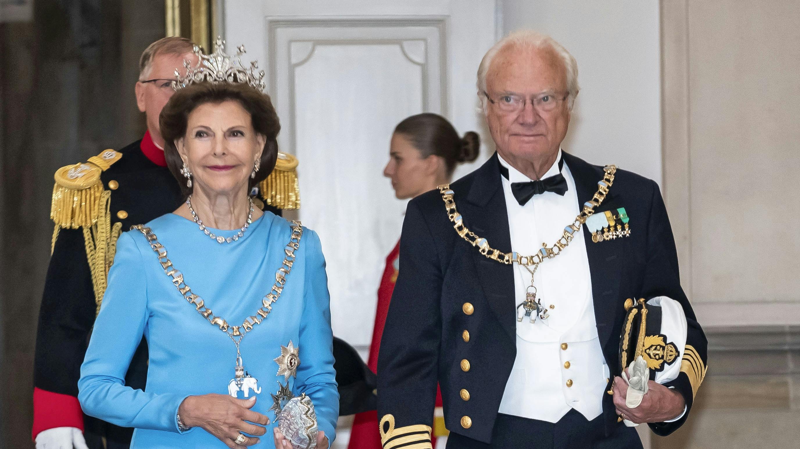 Svenske Kong Carl Gustav og dronning Silva møder ikke op, når kronprins Frederik søndag bliver konge. 