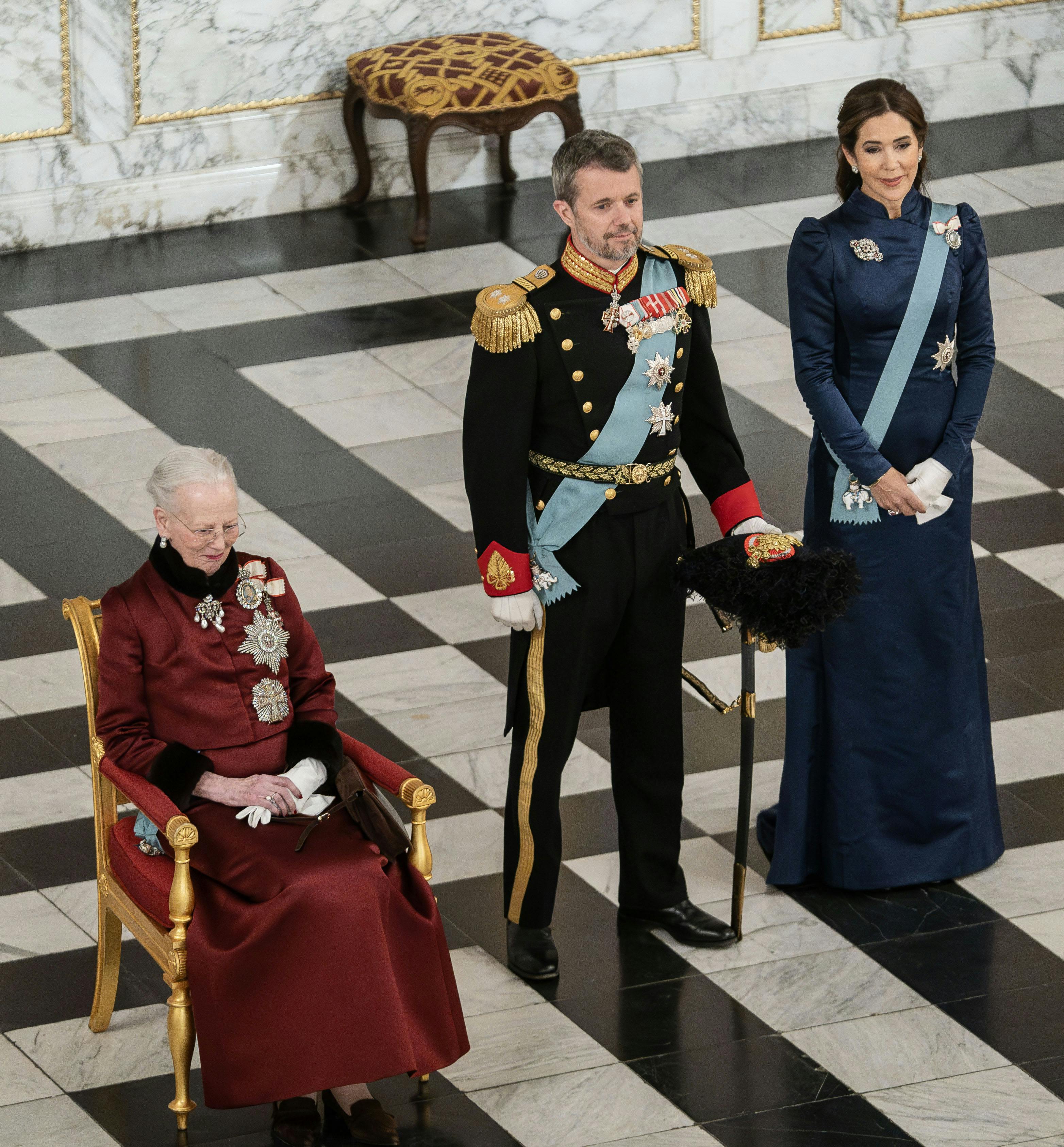 OPGAVE:Dronning Margrethe afholder nytårskur for det diplomatiske korps.Her lytter kronprinsparret og dronning Margrethe til det diplomatiske korps' Doyennes taleSTED: Christiansborg slot, RiddersalenJOURNALIST: Marianne SingerFOTOGRAF: Hanne JuulDATO: 20240103