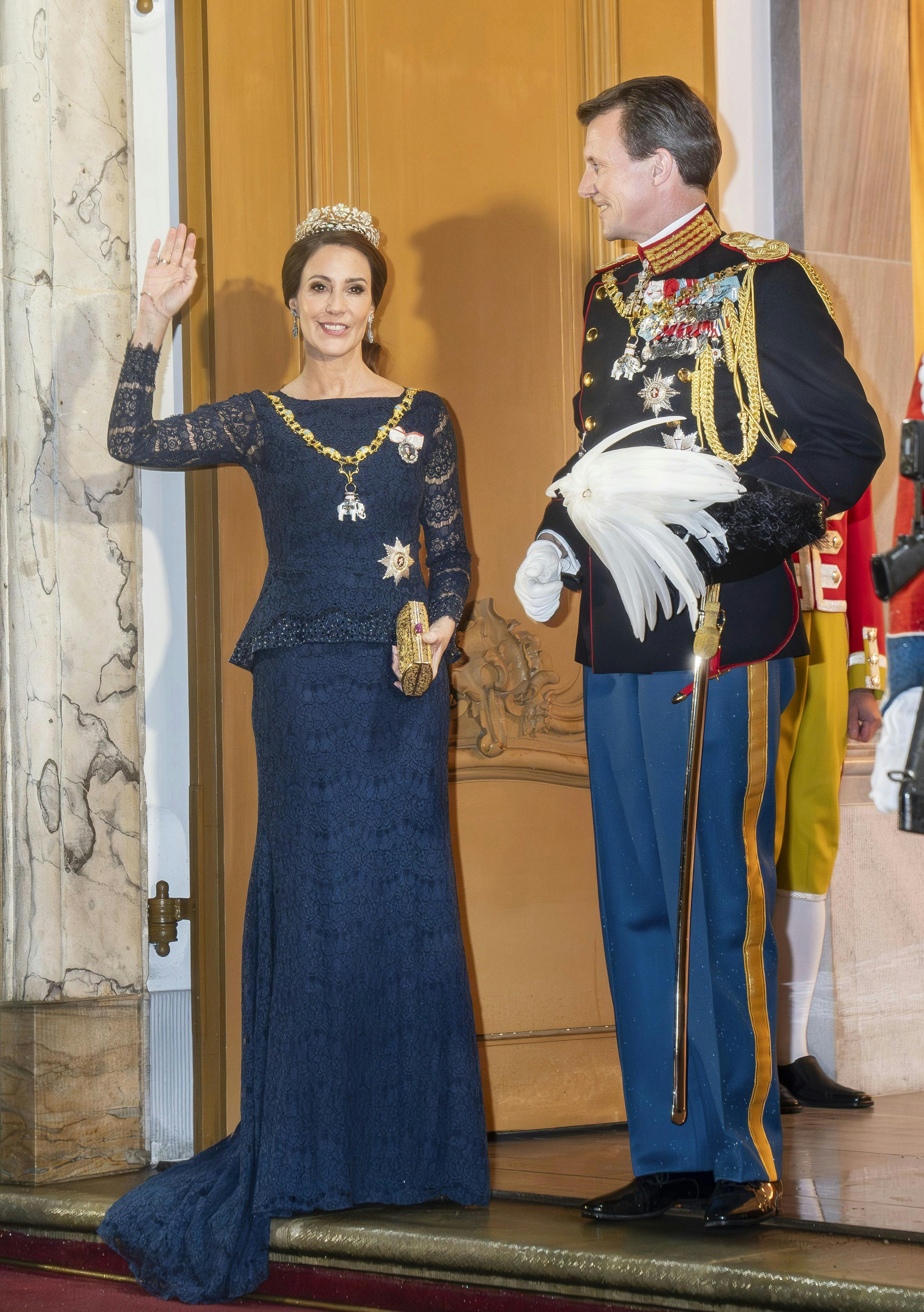 Prinsesse Marie, 47, og prins Joachim, 54, er sendt ud på et sidespor, men de lever stadig livet på første klasse.