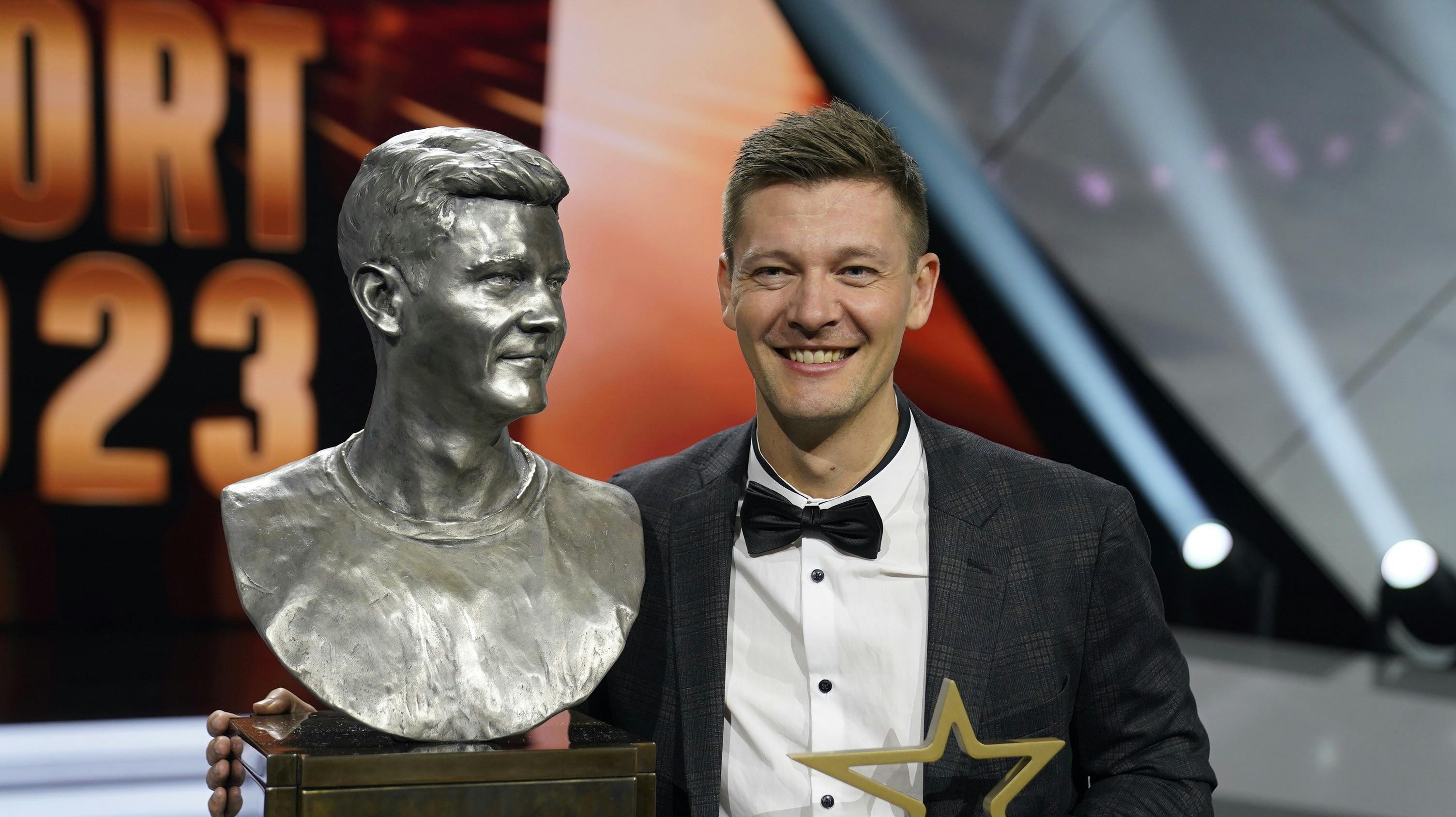 Lasse Svan med beviset på, at han nu er indlemmet i Sportens Hall of Fame. 