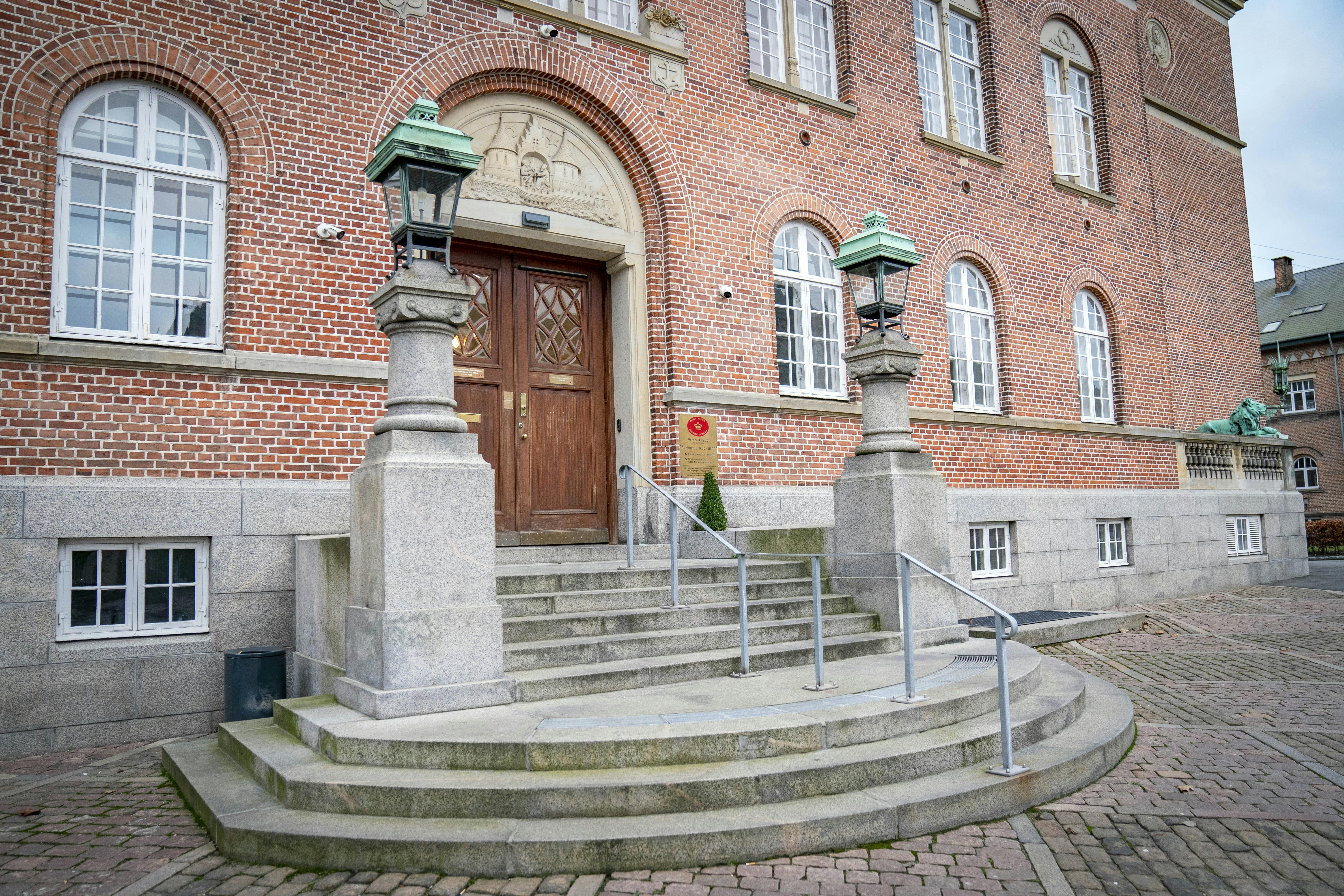 Manden blev fremstillet her i Retten i Aarhus.