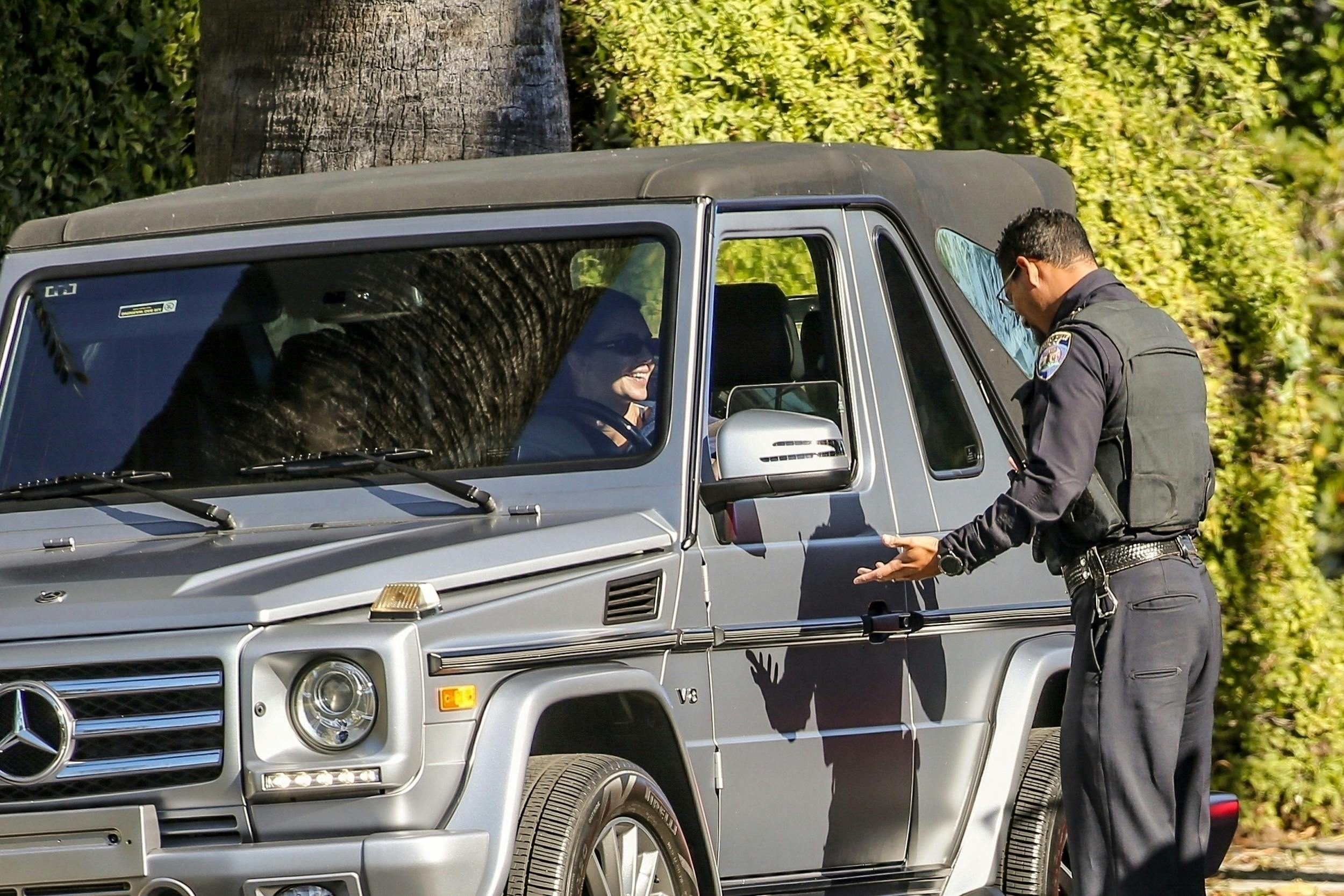 Til trods for at Kendall Jenner var blevet stoppet af politiet og fik en bøde, formåede hun at smile til betjenten. 