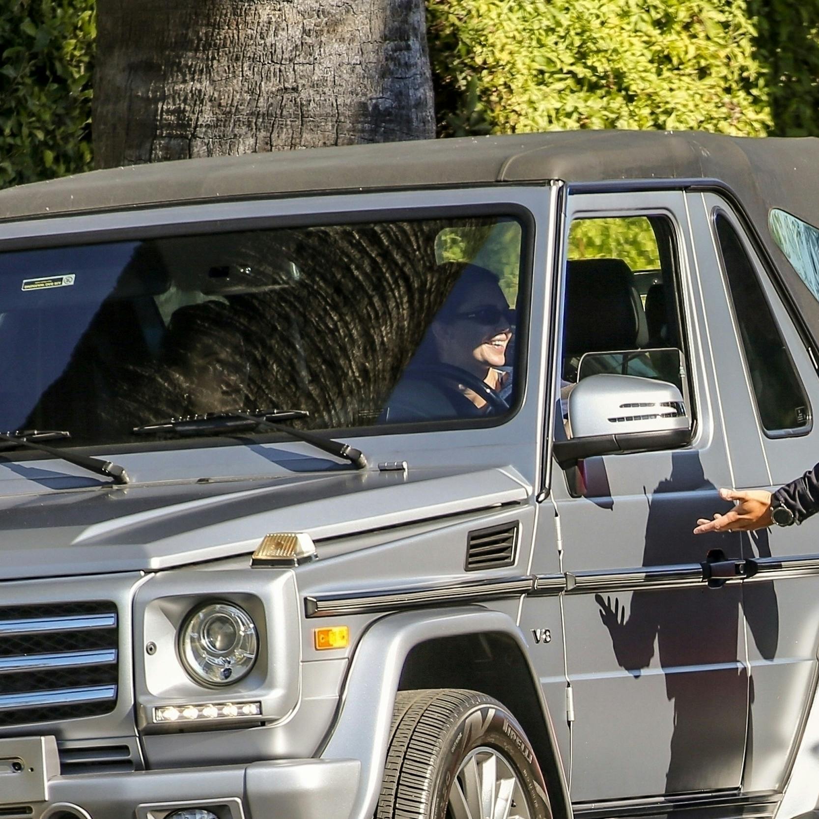 Til trods for at Kendall Jenner var blevet stoppet af politiet og fik en bøde, formåede hun at smile til betjenten.