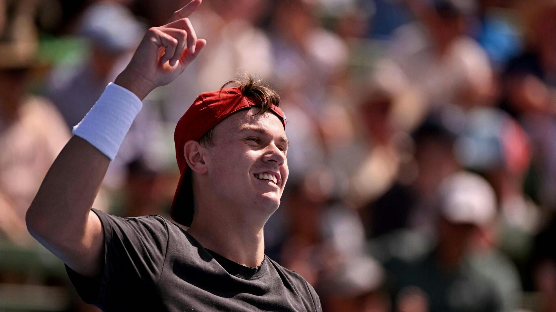 Holger Rune befinder sig lige nu i Australien, hvor han varmer op til Australian Open, der begynder søndag.