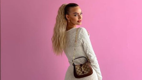 Da hun mindst ventede det og egentlig ikke troede, at hun var klar til at date, har amors pil ramt Sabrina Sau. DR-kendissen fortæller nemlig til SE og HØR, at "Mr. No Name" giver hende sommerfugle i maven.