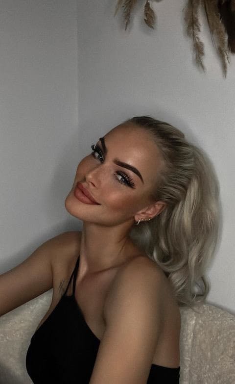 Efter en kedelig afslutning på året, smiler Sabrina atter igen.