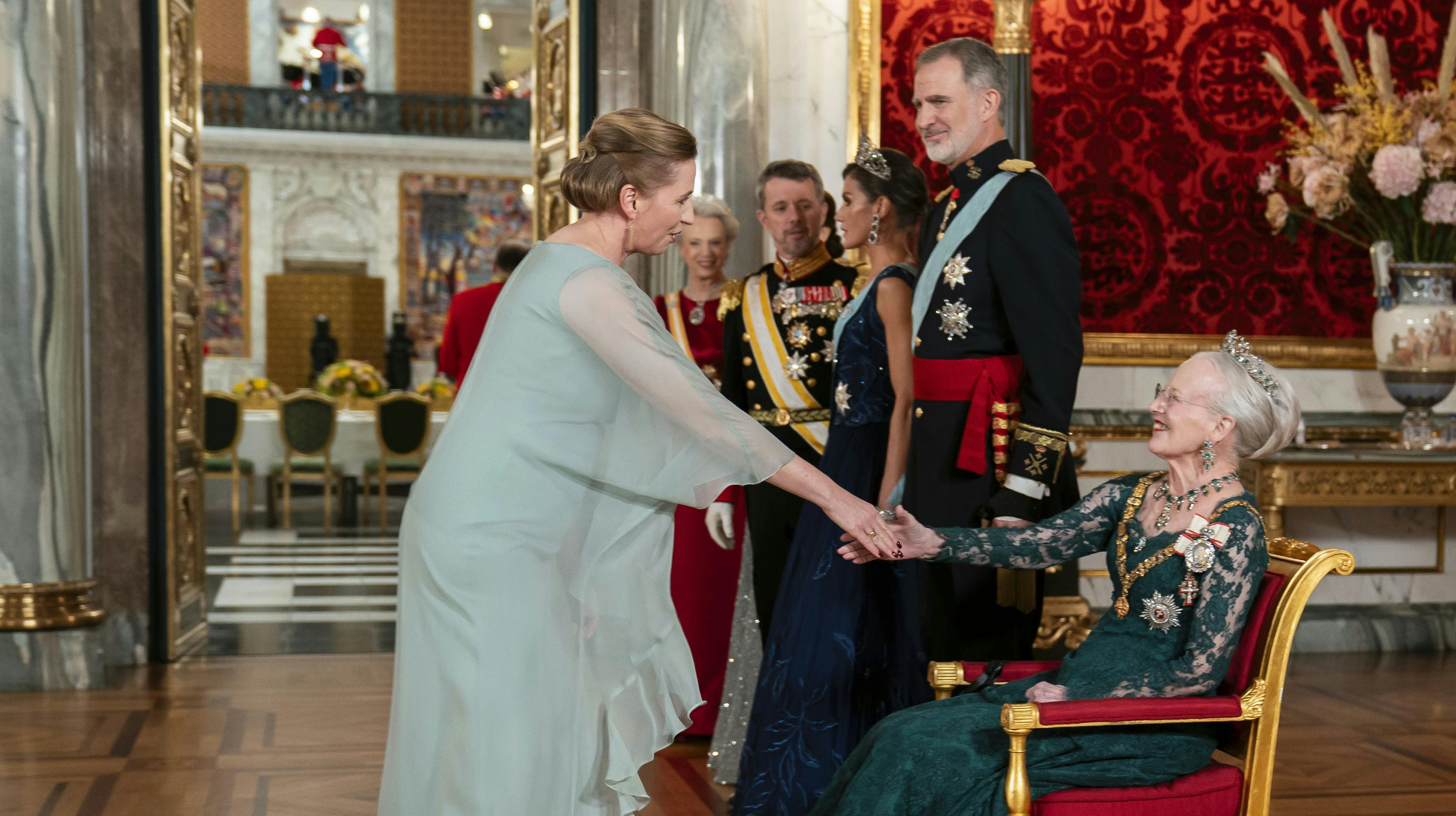 Mette Frederiksen og dronning Margrethe har efterhånden hilst på hinanden en del gange. Men i begyndelsen af forholdet måtte statsministeren kæmpe en brav kamp om en helt særlig stol med Daisys gravhund Tilia.