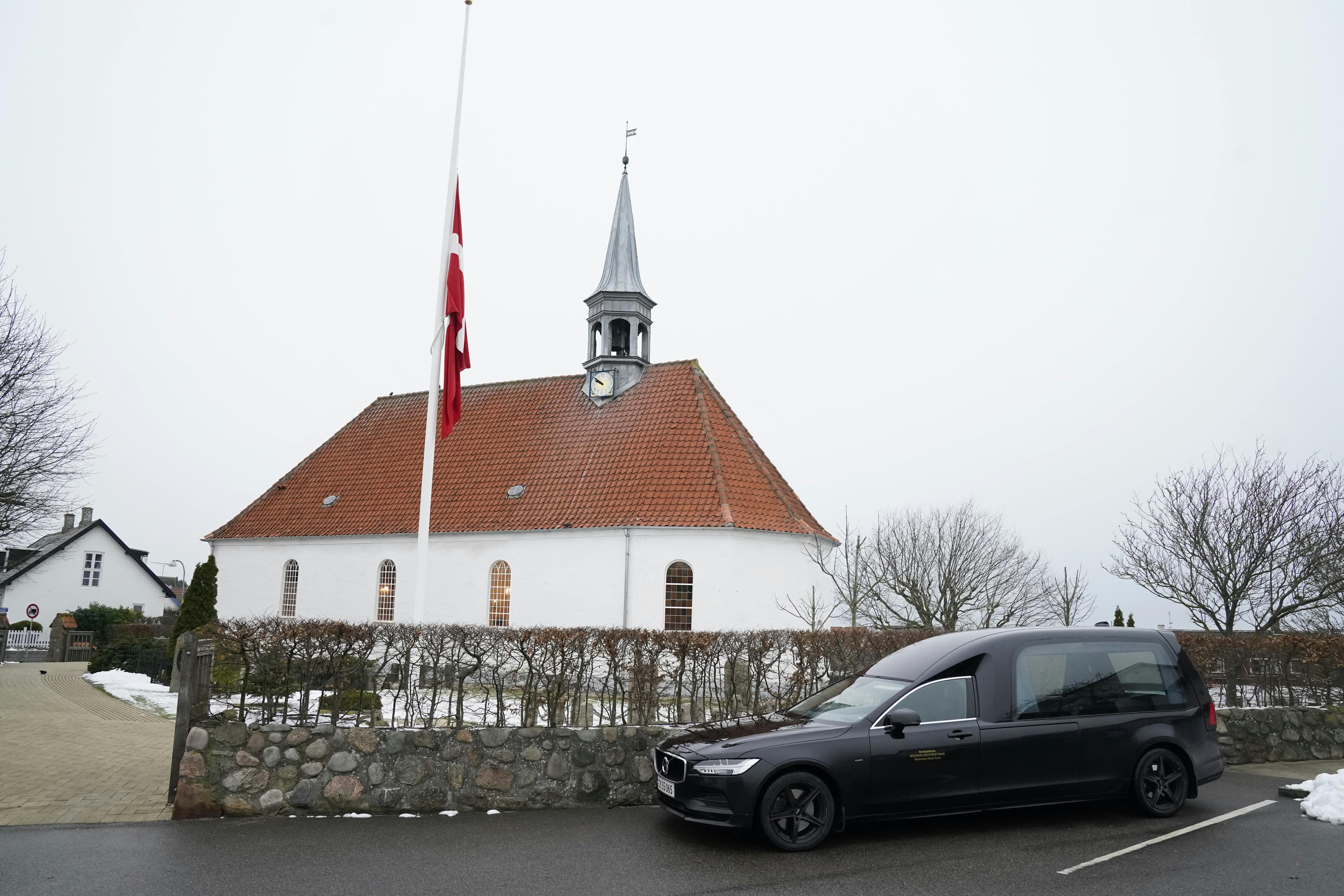 Flaget står på halvt ved Gilleleje Kirke, hvor Lille Palle onsdag formiddag bisættes fra. 