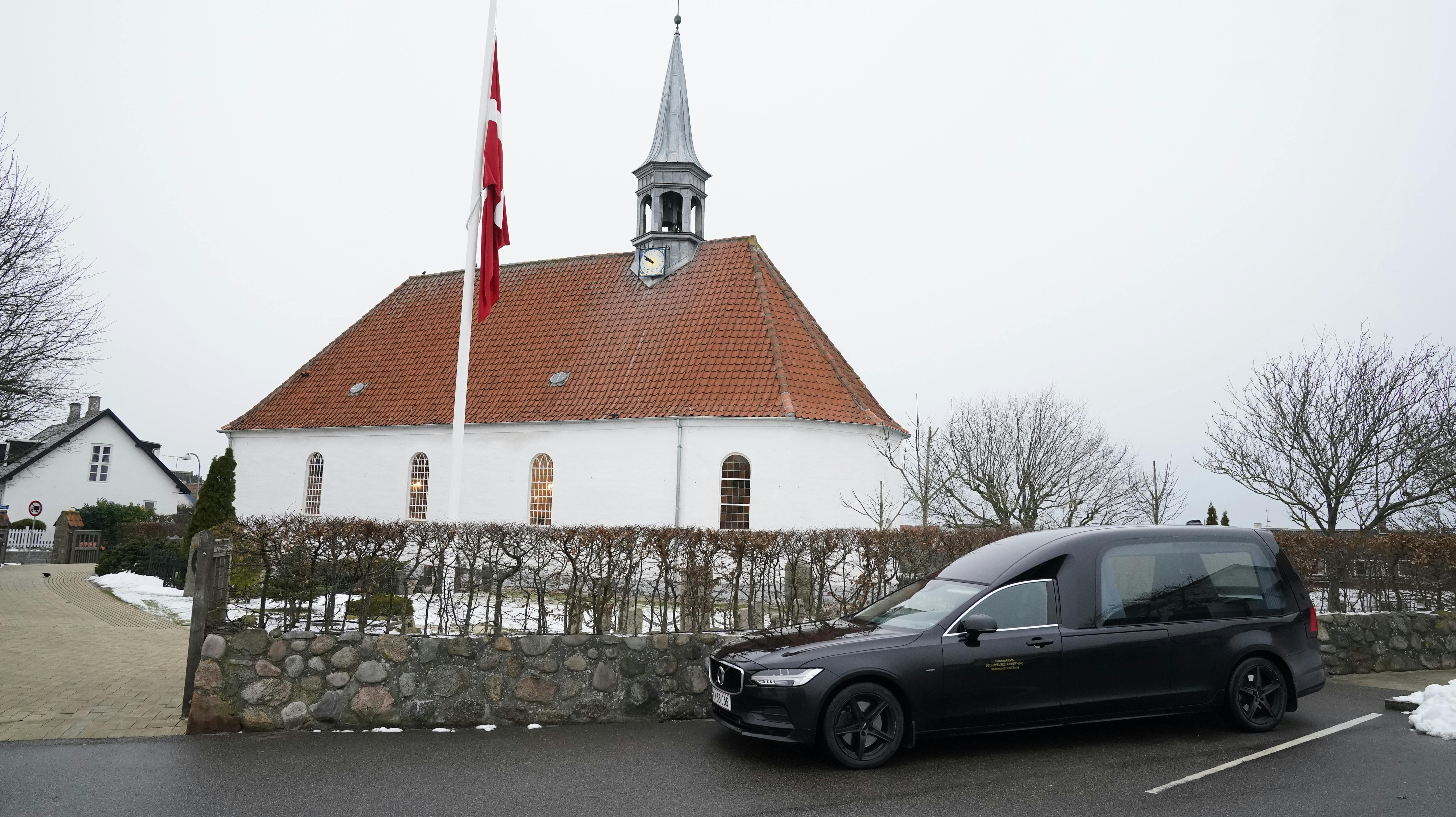 Flaget står på halvt ved Gilleleje Kirke, hvor Lille Palle onsdag formiddag bisættes fra.