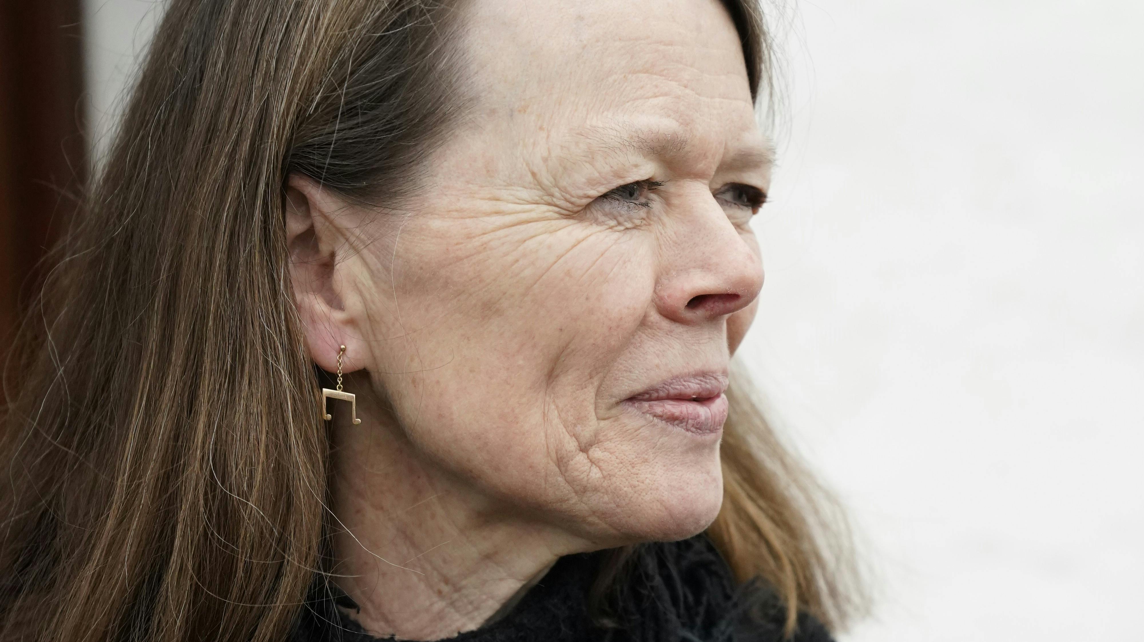 Lene og Lille Palle fik smeltet deres forlovelsesringe om til øreringene med noder i. Nu bærer Lene Dahl Andersen dem som et smukt minde. 