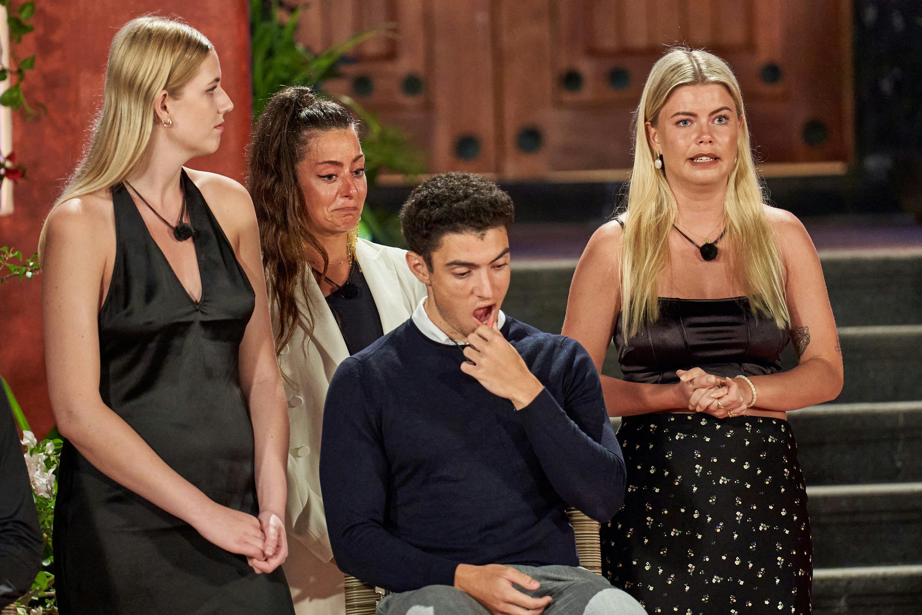 Sif, Line og Ulrikke står alle bag Emilio. Men han får ikke alene lov at vælge, hvad der skal ske.