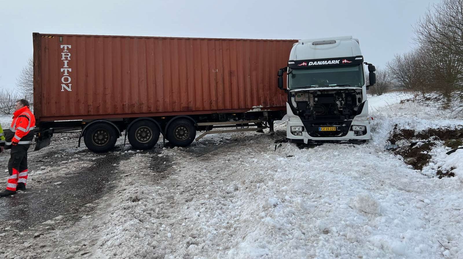 En lastbil holder på tværs af Herningmotorvejen.