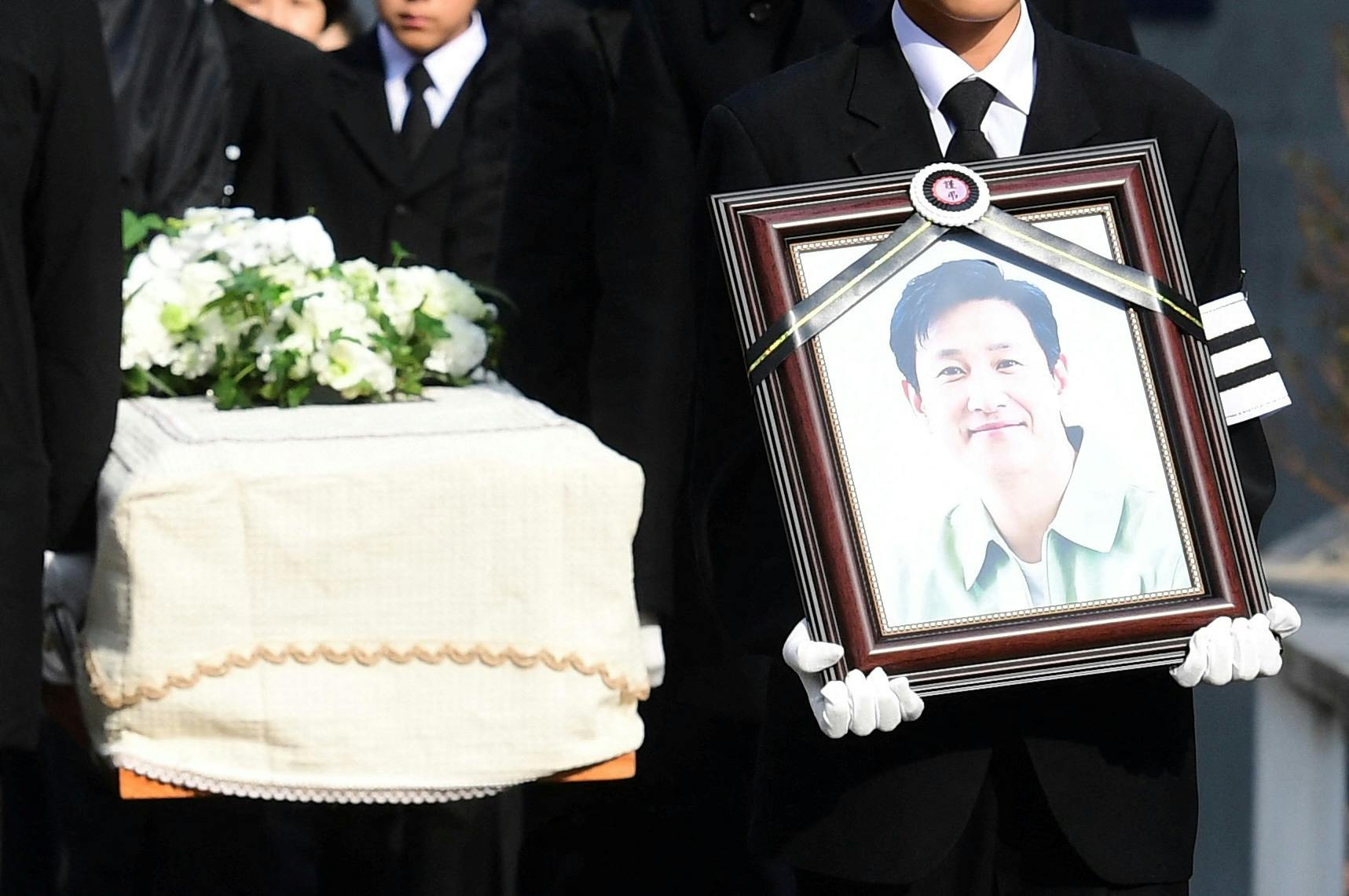 Mourners carrying a coffin and portrait of South Korean actor Lee Sun-kyun leave after his funeral in Seoul, South Korea, December 29, 2023. Korea Pool/Pool via REUTERS