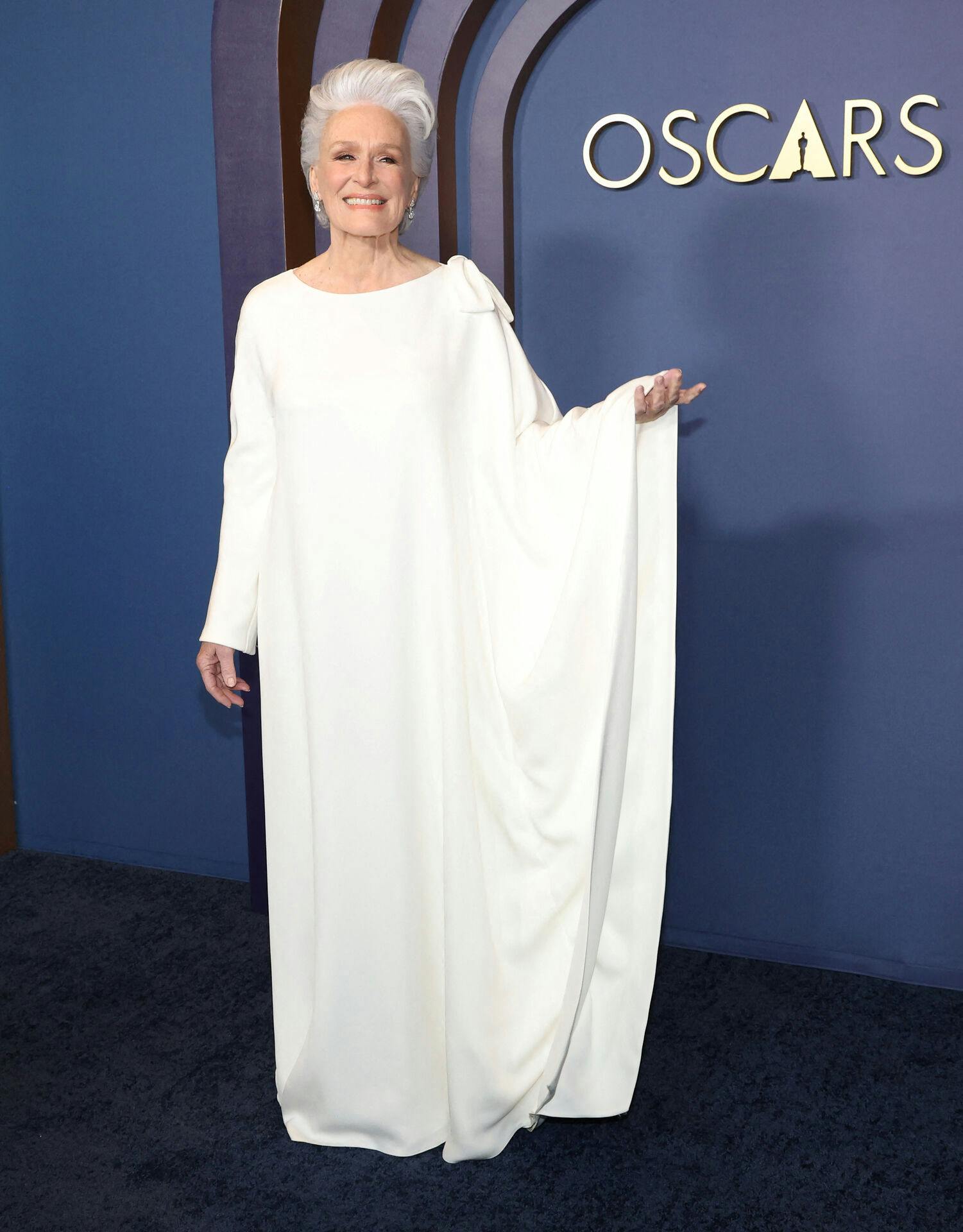 Smukke Glenn Close, 76, i sit kridhvide outfit.