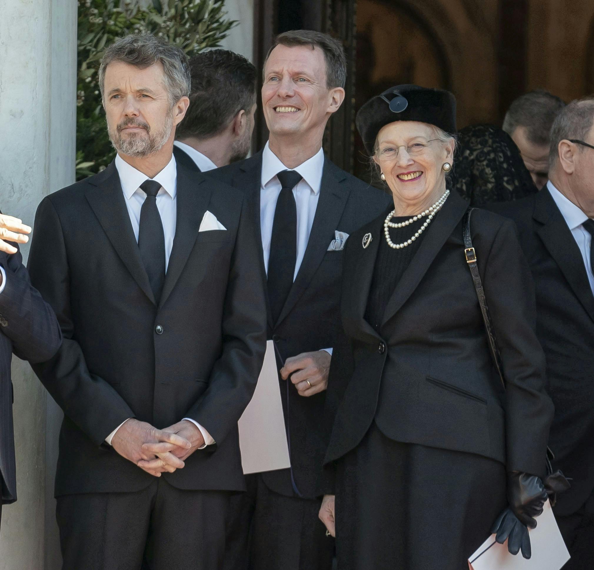 Historiker Mie Ellekilde kalder det ”rystende”, at kronprins Frederik og prins Joachim først fik besked om abdikationen tre dage før resten af landet.