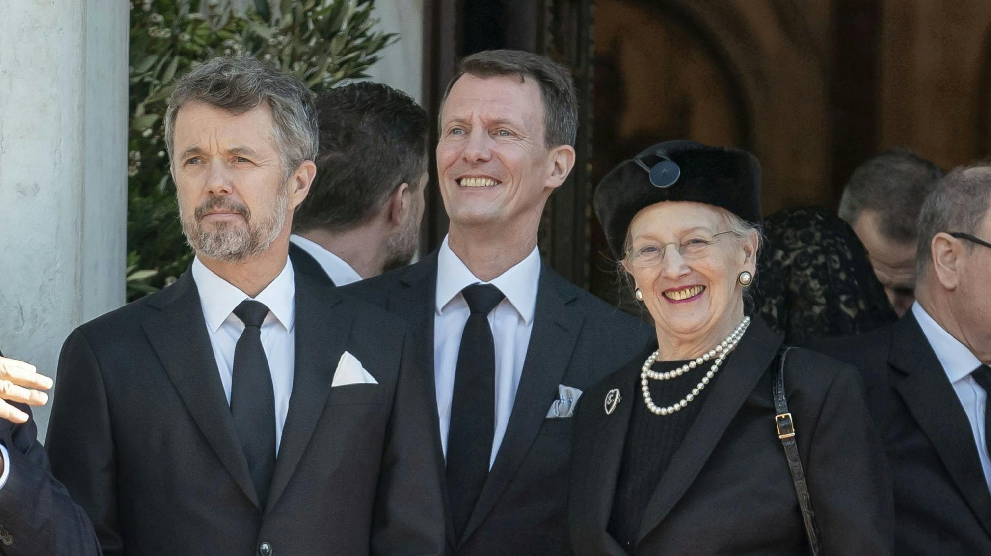Historiker Mie Ellekilde kalder det ”rystende”, at kronprins Frederik og prins Joachim først fik besked om abdikationen tre dage før resten af landet.