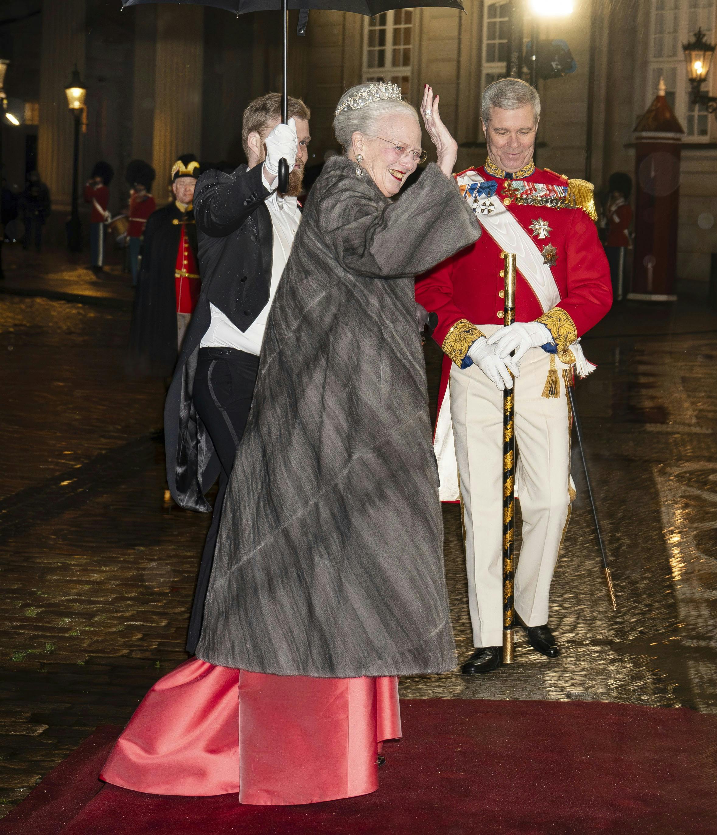 En perlerække af landets helt store stjerner synger for, når DR og TV 2 fredag aften hylder dronning Margrethe med showet ”Danmarks dronning - den største tak” på Kongens Nytorv.