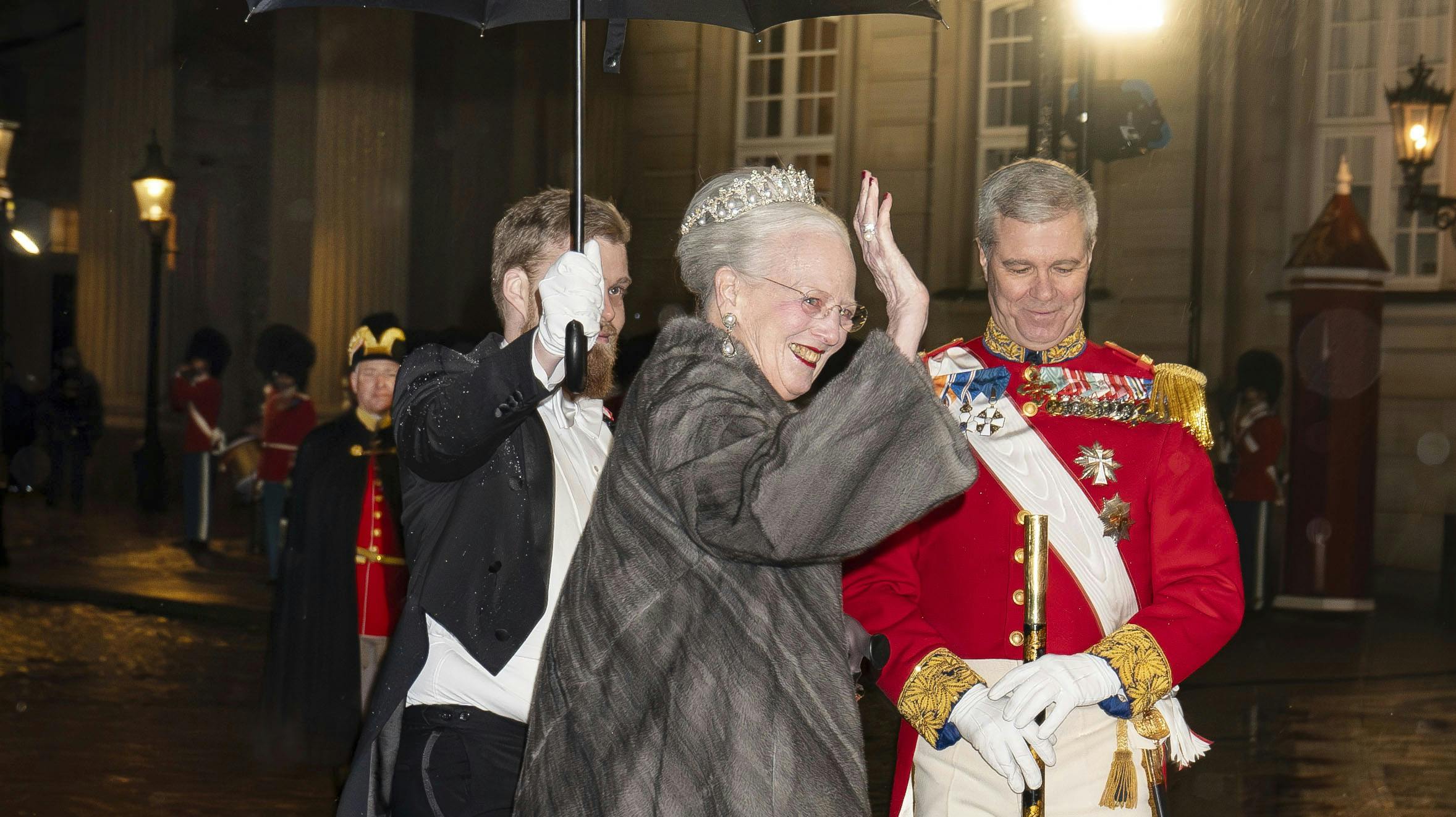 En perlerække af landets helt store stjerner synger for, når DR og TV 2 fredag aften hylder dronning Margrethe med showet ”Danmarks dronning - den største tak” på Kongens Nytorv.