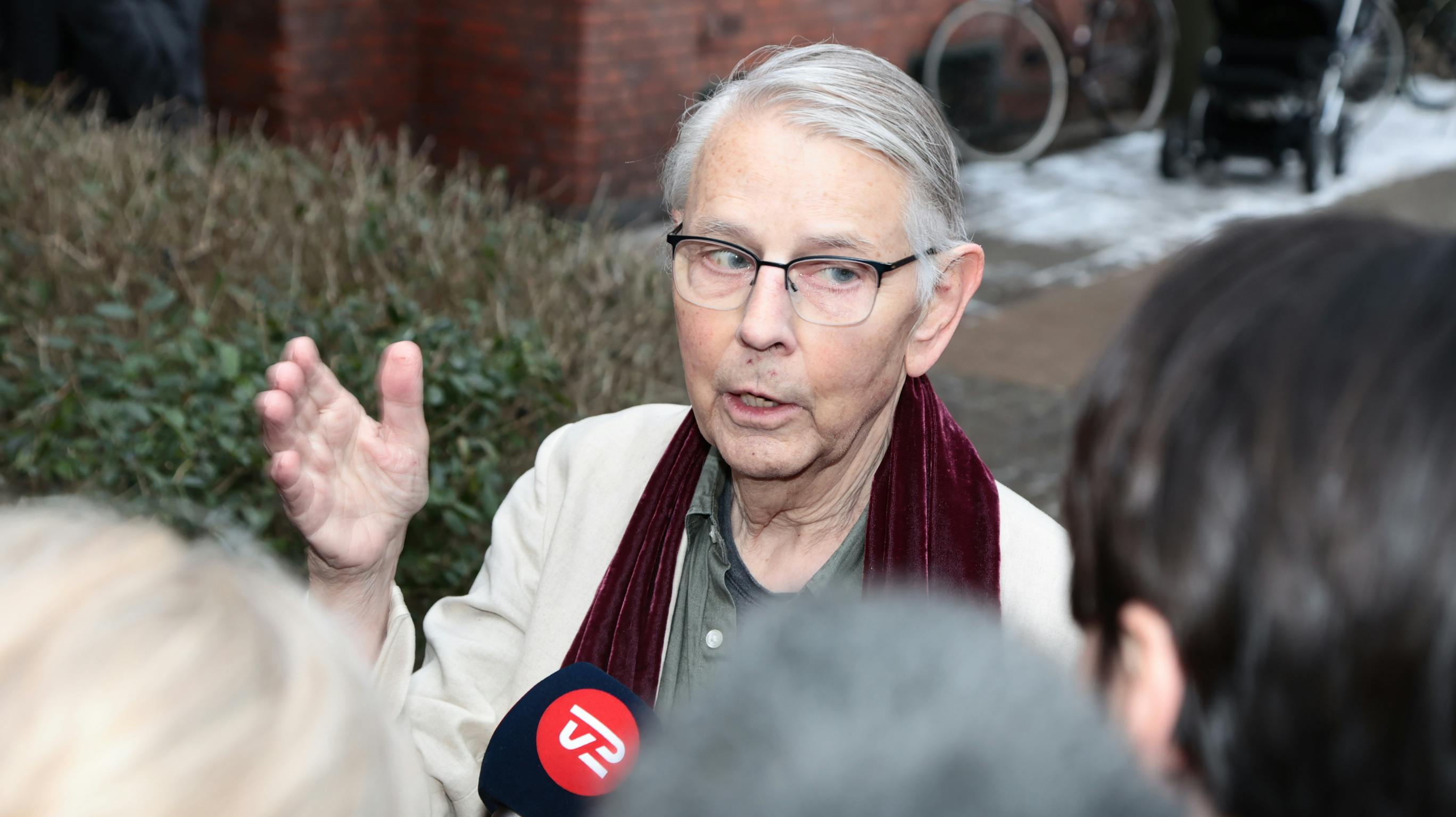 Ebbe Preisler talte med pressen efter bisættelsen. 