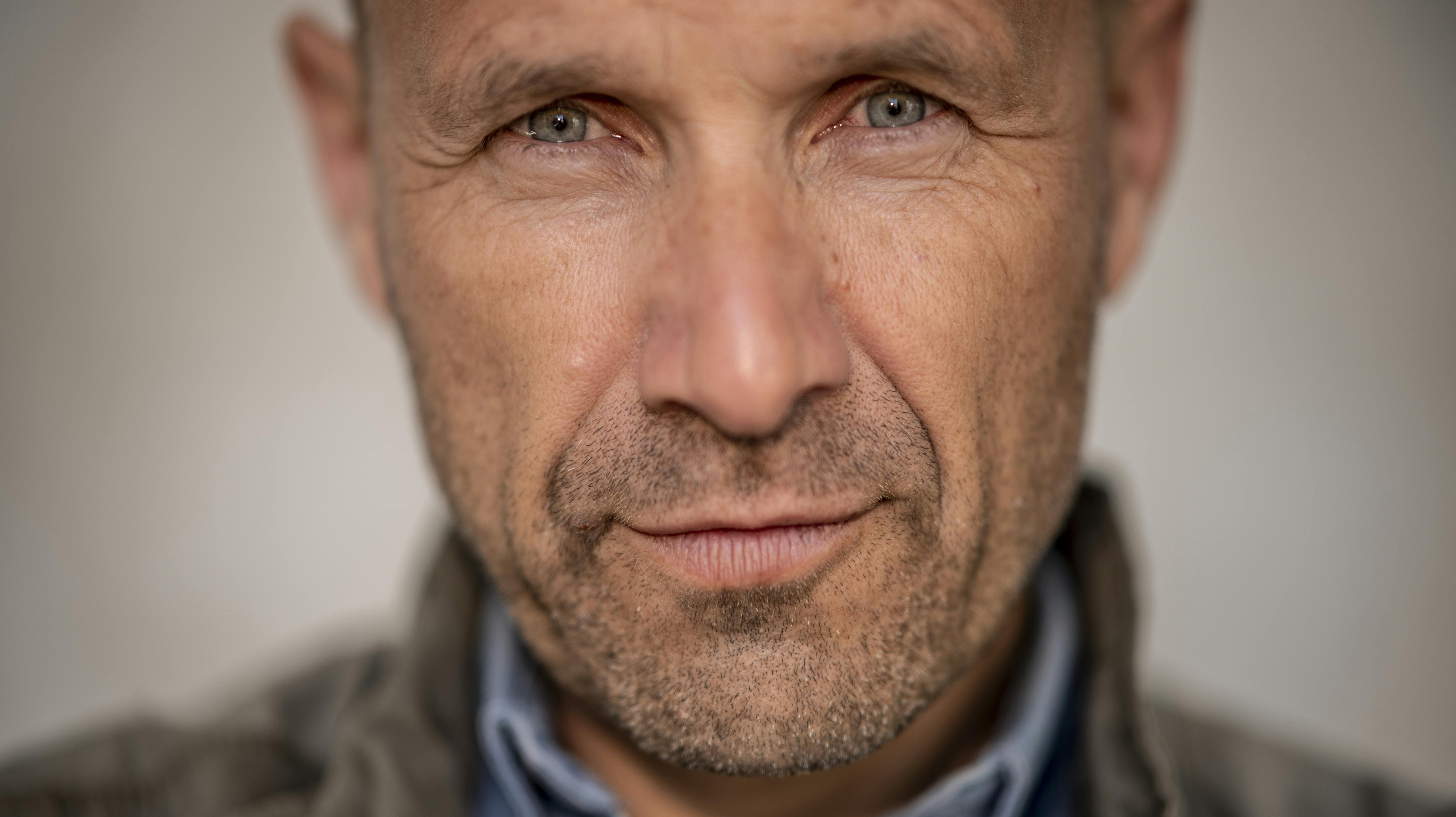 Adam Holm - studievært, historiker og anmelder.