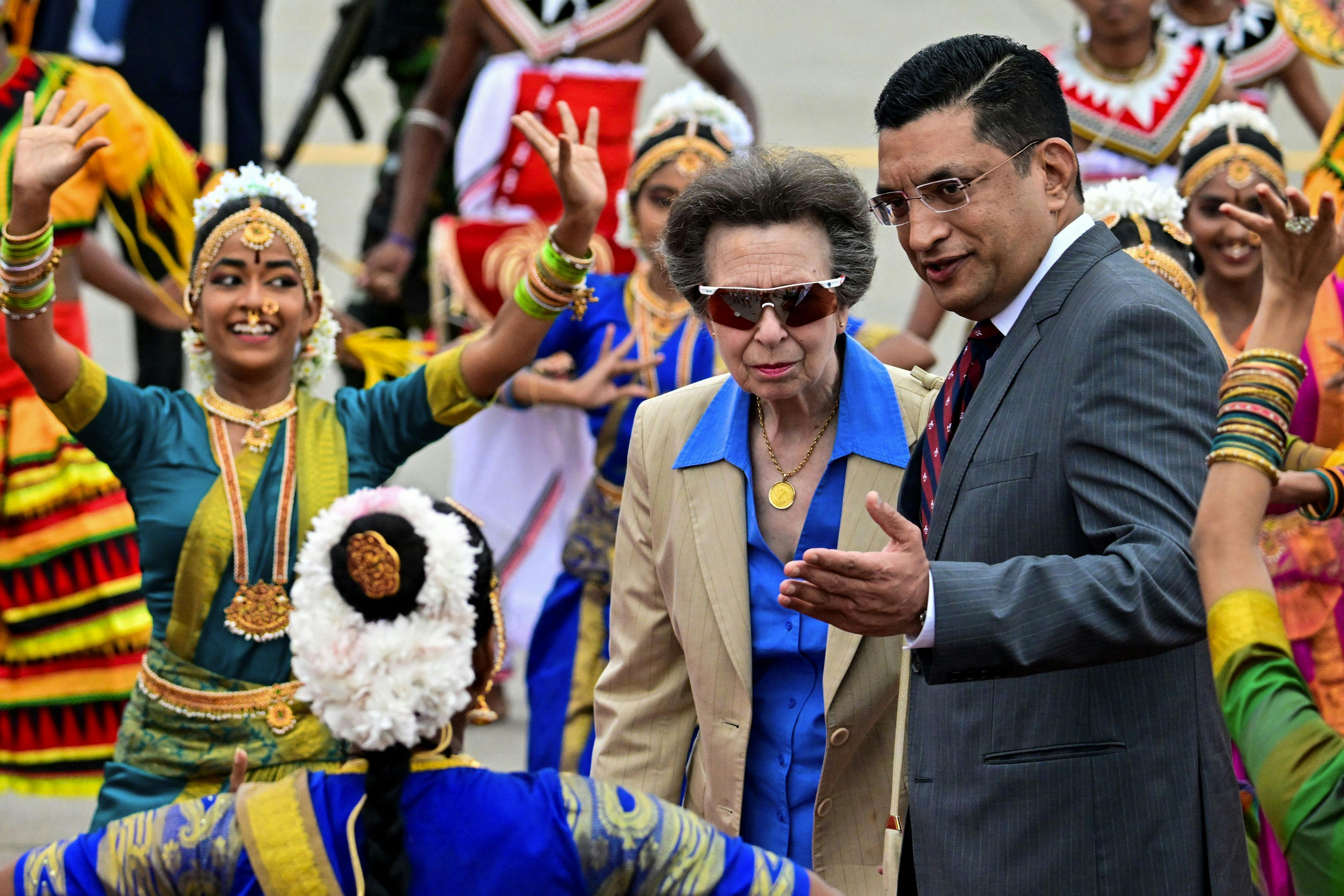Prinsesse Anne er for tiden på officielt besøg i Sri Lanka. Her ses hun med Sri Lankas udenrigsminister Ali Sabry.  