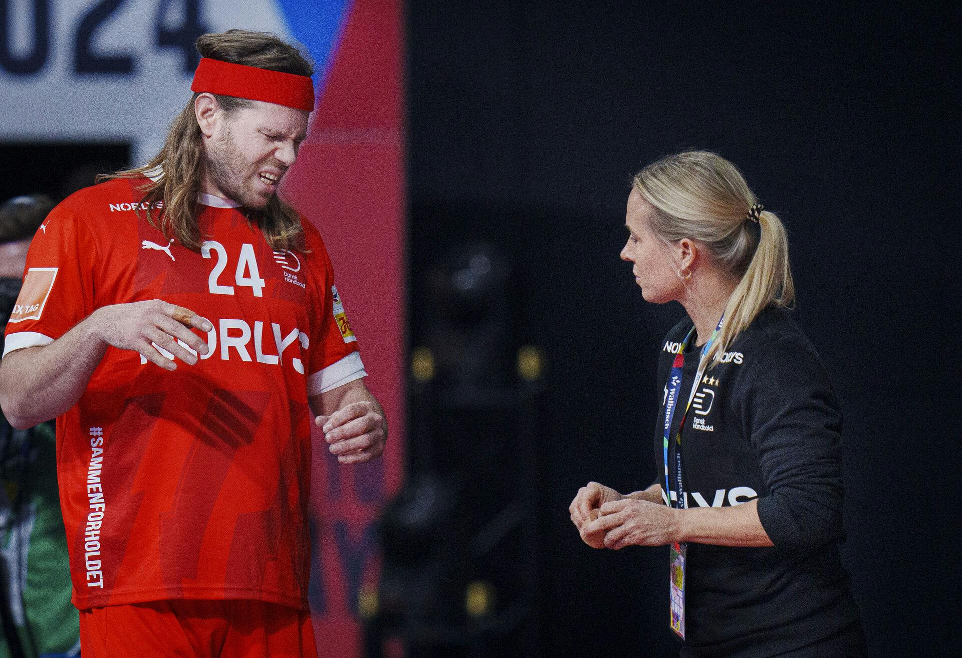 Danmarks Mikkel Hansen slår fingeren og får behandling af Fysioterapeut Anja Greve under EM herrehåndboldkampen mellem Danmark og Tjekkiet i Olympiahalle i München, torsdag den 11. januar 2024. (Foto: Liselotte Sabroe/Ritzau Scanpix)