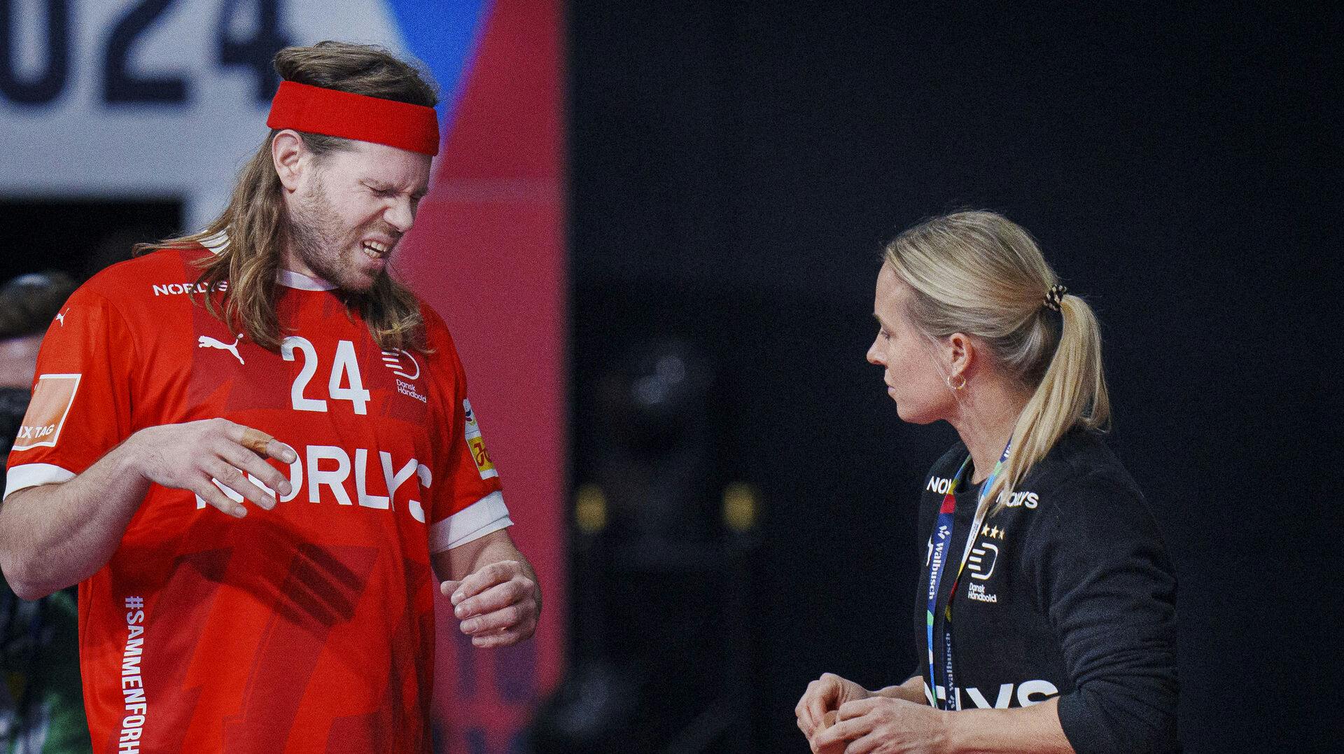 Danmarks Mikkel Hansen slår fingeren og får behandling af Fysioterapeut Anja Greve under EM herrehåndboldkampen mellem Danmark og Tjekkiet i Olympiahalle i München, torsdag den 11. januar 2024. (Foto: Liselotte Sabroe/Ritzau Scanpix)