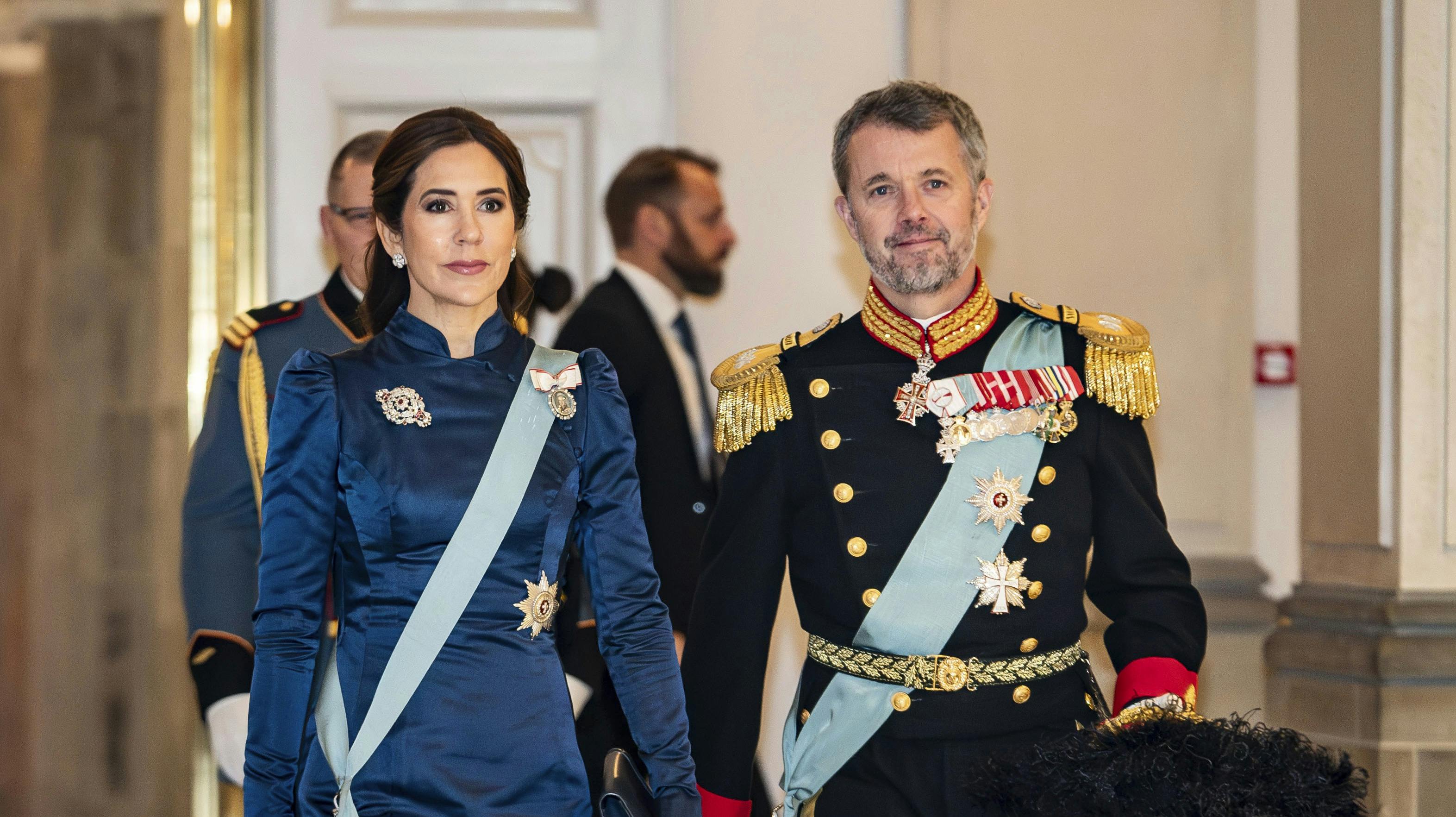 Det er ikke kun herhjemme landet står på den anden ende i forbindelse med tronskiftet på søndag. Læs bare, hvordan de fejrer den historiske begivenhed på den bar, det kommende kongepar mødtes. 