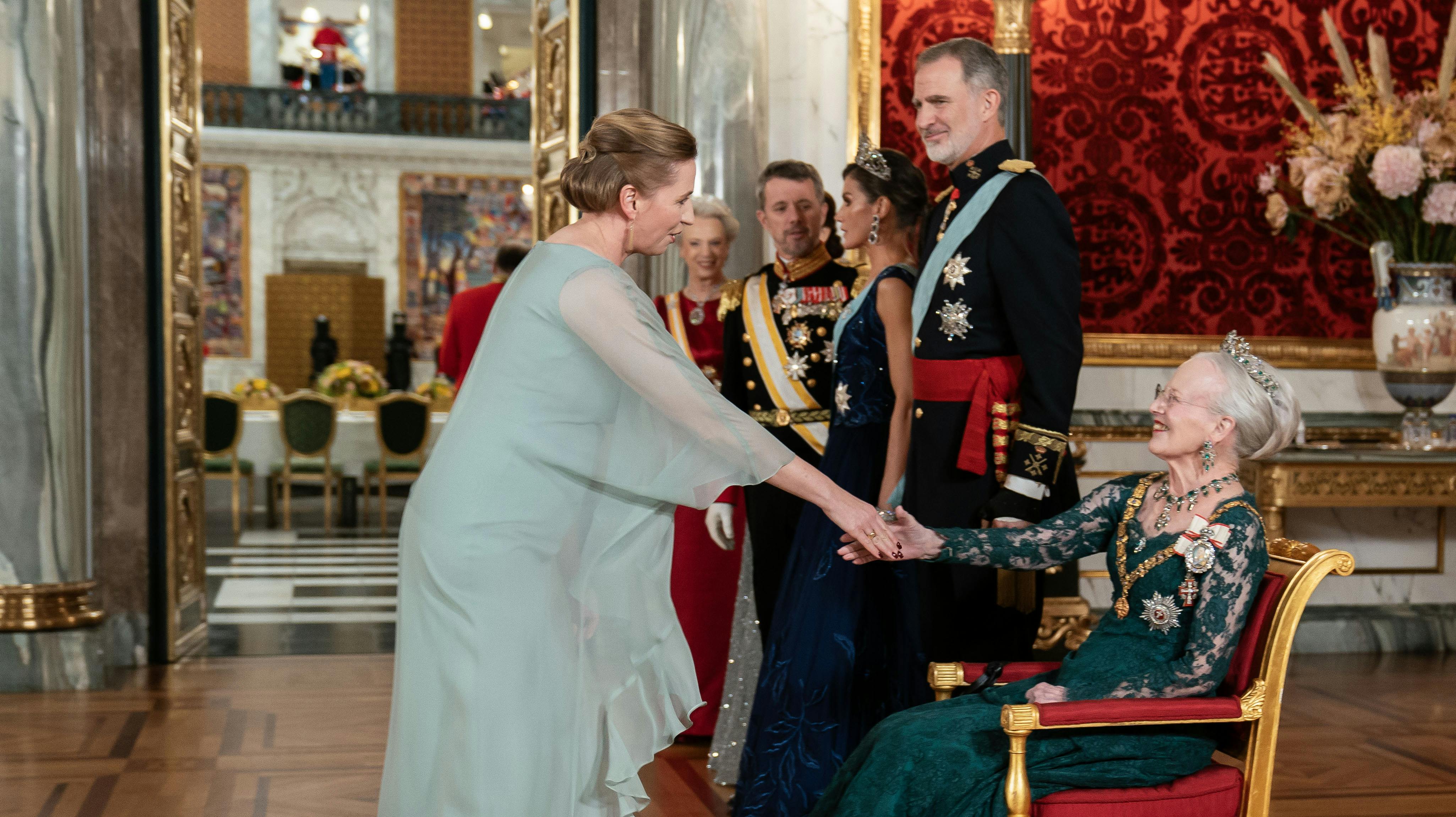 Flere penge skal lande på bordet hos kongehuset. Det mener regeringen. 