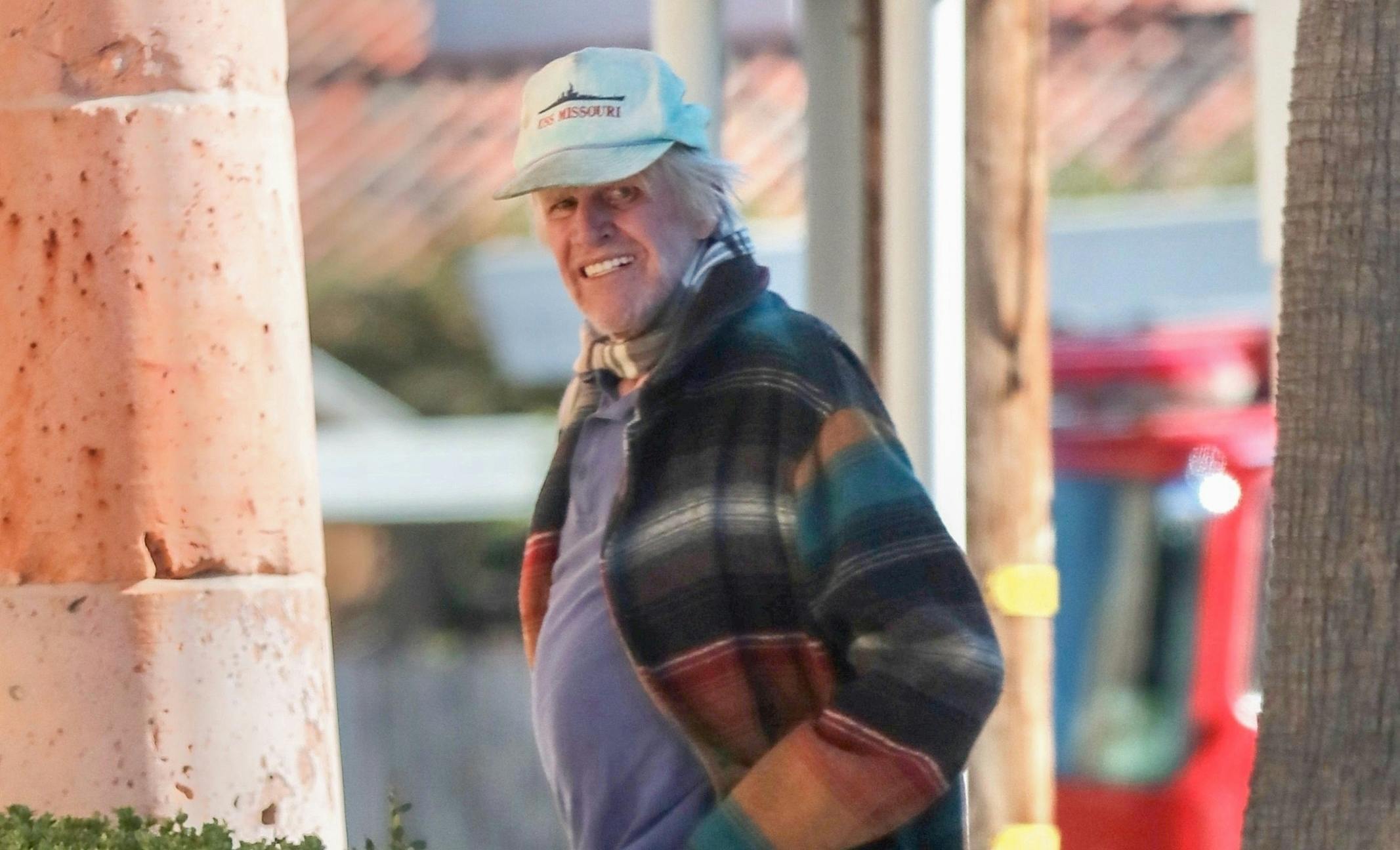 79-årige Gary Busey lader vandet midt på gaden i Malibu.