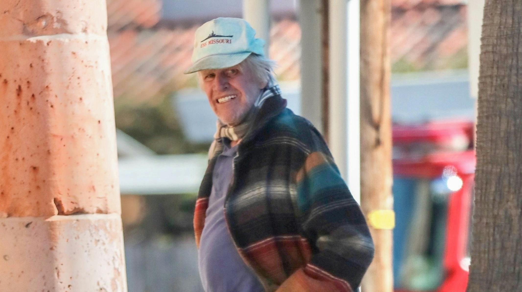79-årige Gary Busey lader vandet midt på gaden i Malibu.