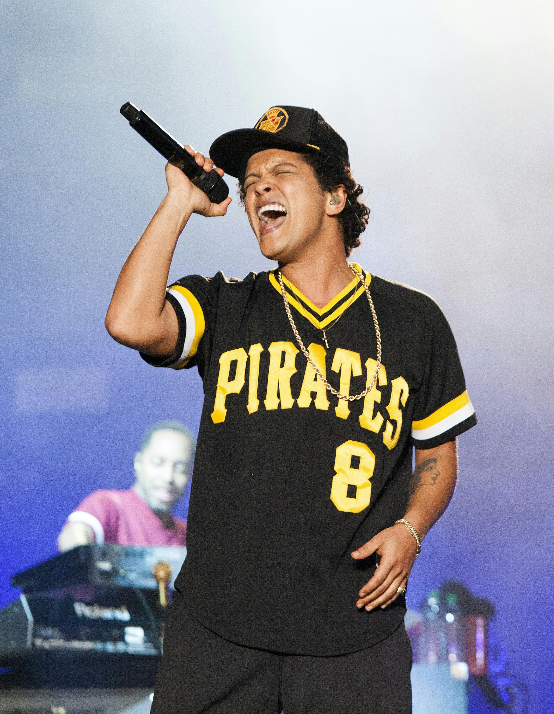 Bruno Mars har stadig travlt med karrieren, og det står lidt i vejen for kærlighedsforholdet.