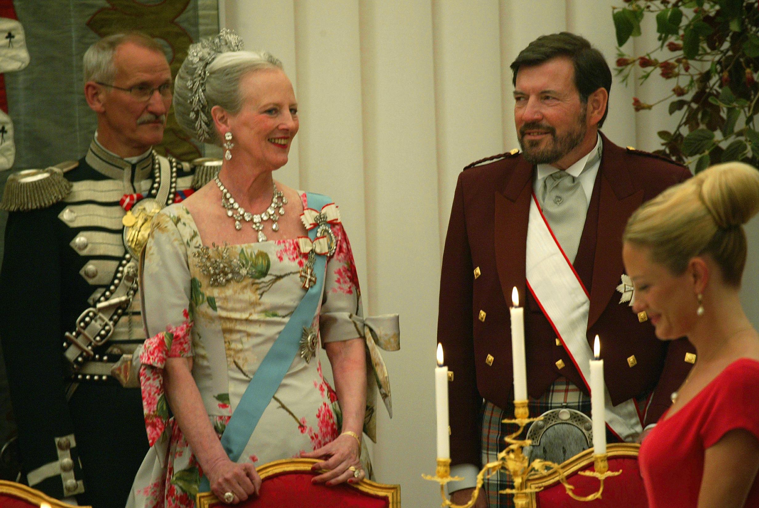 Bryllup: Kronprins Frederik og Mary Donaldson bliver gift den 14. maj 2004 - bryllupsmiddag på Fredensborg Slot Dronning Margrethe og John Donaldson