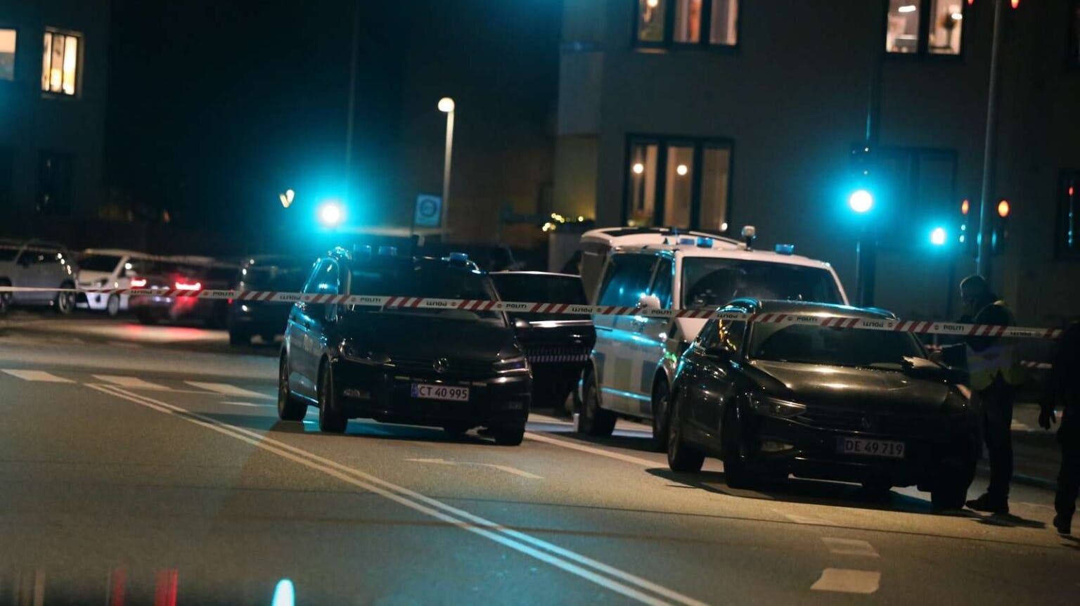 Politiet arbejder fortsat på stedet. 