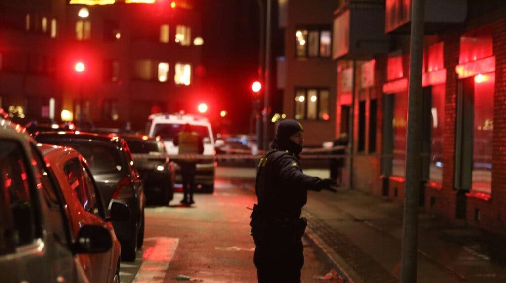 En person er lørdag aften kørt på hospitalet efter at være blevet stukket ned ved Peter Bangs Vej.